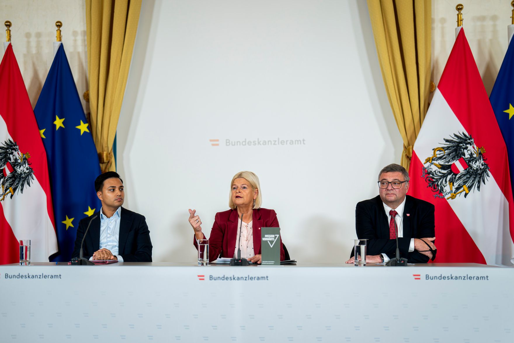 Am 29. Oktober 2025 nahmen (v.l.n.r.) Klubobmann Yannick Shetty, Bundesministerin Klaudia Tanner und Staatssekret&auml;r J&ouml;rg Leichtfried am Pressefoyer nach dem Ministerrat teil.