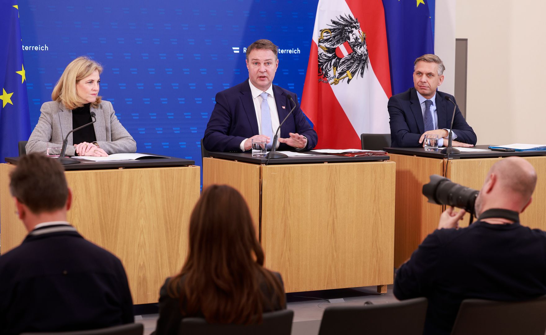 Am 18. November 2025 nahmen (v.l.n.r.) Bundesministerin Beate Meinl-Reisinger, Vizekanzler Andreas Babler und Bundesminister Wolfgang Hattmannsdorfer am Pressefoyer nach dem Ministerrat teil.