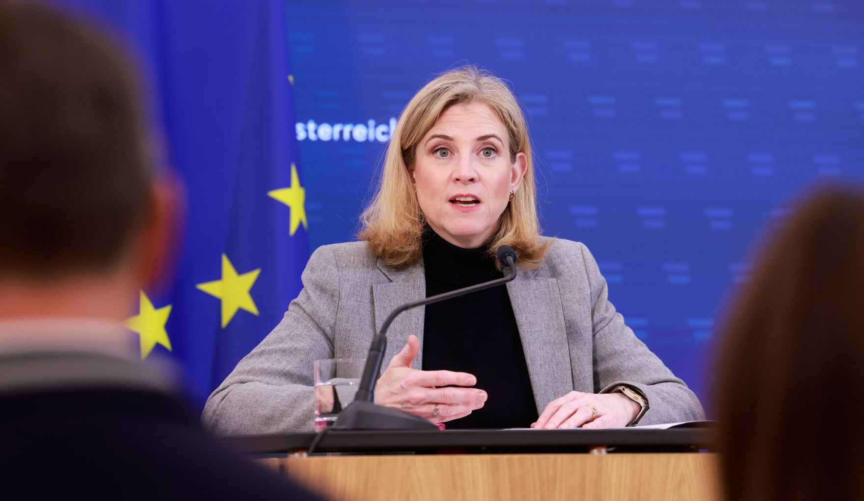 Am 18. November 2025 nahmen Bundesministerin Beate Meinl-Reisinger (im Bild), Vizekanzler Andreas Babler und Bundesminister Wolfgang Hattmannsdorfer am Pressefoyer nach dem Ministerrat teil.