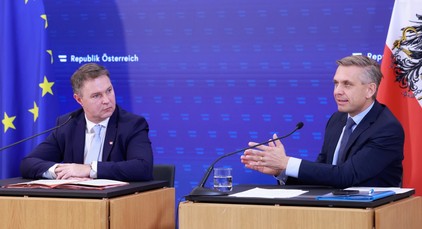 Am 18. November 2025 nahmen Bundesministerin Beate Meinl-Reisinger, Vizekanzler Andreas Babler (l.) und Bundesminister Wolfgang Hattmannsdorfer (r.) am Pressefoyer nach dem Ministerrat teil.