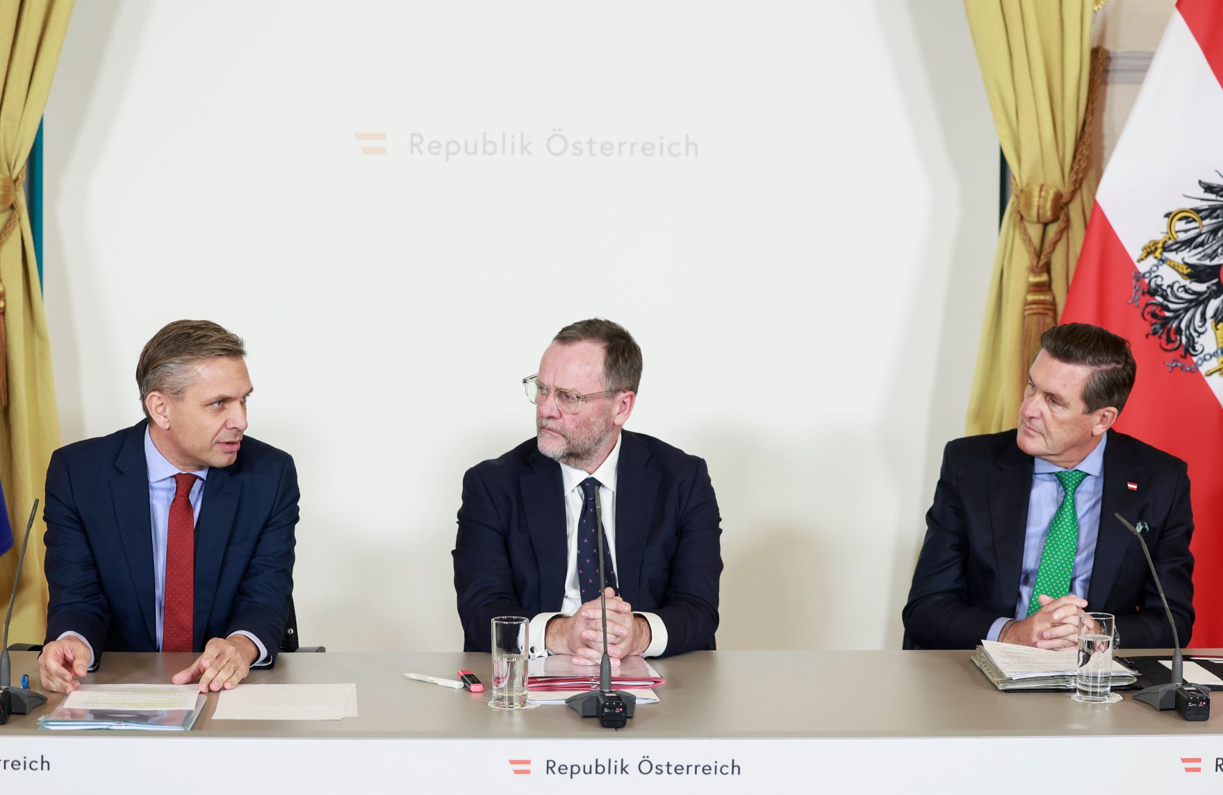 Am 3. Dezember 2025 nahmen Bundesminister Wolfgang Hattmannsdorfer (l.), Staatssekret&auml;r Sepp Schellhorn (m.) und Bundesminister Peter Hanke (r.) am Pressefoyer nach dem Ministerrat teil.