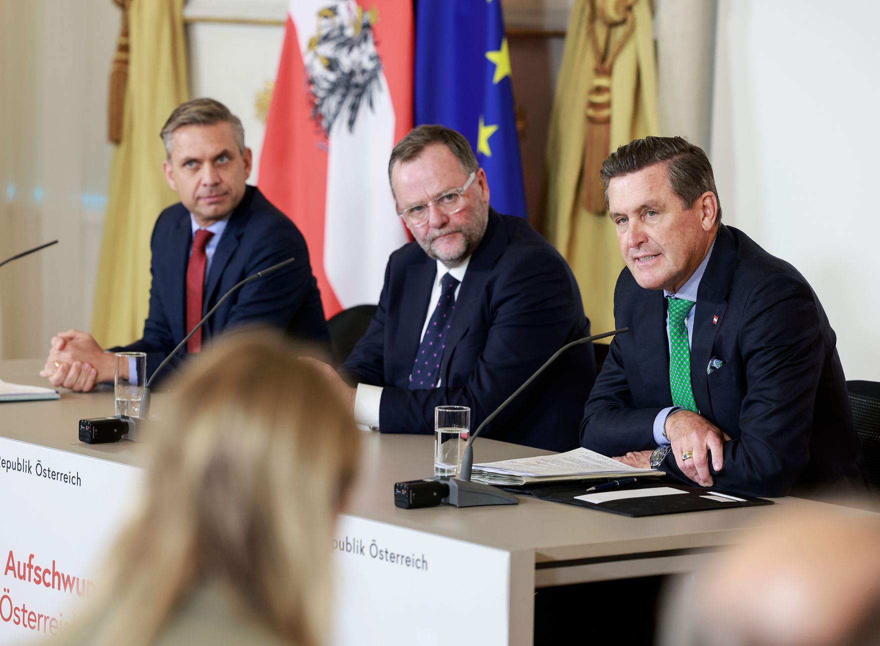 Am 3. Dezember 2025 nahmen Bundesminister Wolfgang Hattmannsdorfer (l.), Staatssekret&auml;r Sepp Schellhorn (m.) und Bundesminister Peter Hanke (r.) am Pressefoyer nach dem Ministerrat teil.