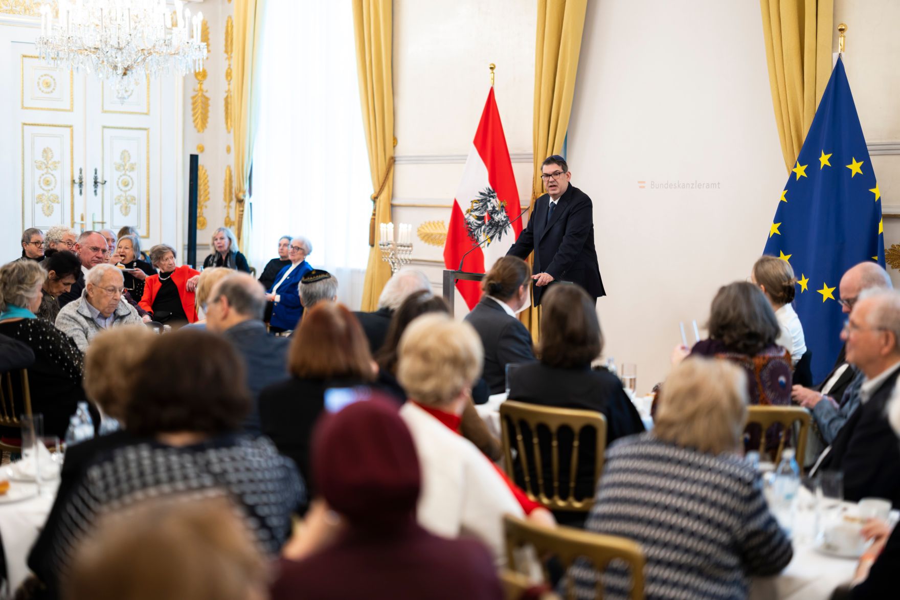 Am 10. Dezember 2025 fand ein Abendempfang anl&auml;sslich der Feierlichkeiten zum Chanukka Fest im Bundeskanzleramt statt. Im Bild bei einer Rede IRG-Pr&auml;sident Oskar Deutsch.