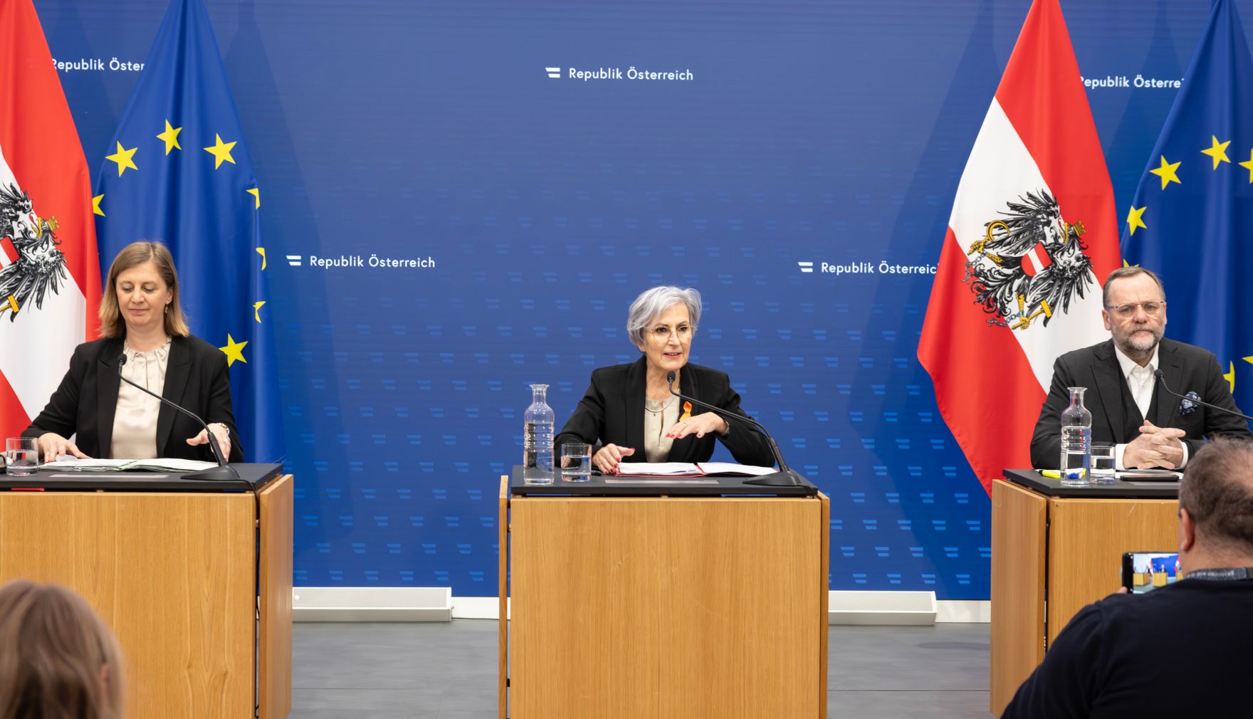 Am 10. Dezember 2025 nahmen (v.l.n.r.) Staatssekret&auml;rin Barbara Eibinger-Miedl, Bundesministerin Anna Sporrer und Staatssekret&auml;r Josef Schellhorn am Pressefoyer nach dem Ministerrat teil.