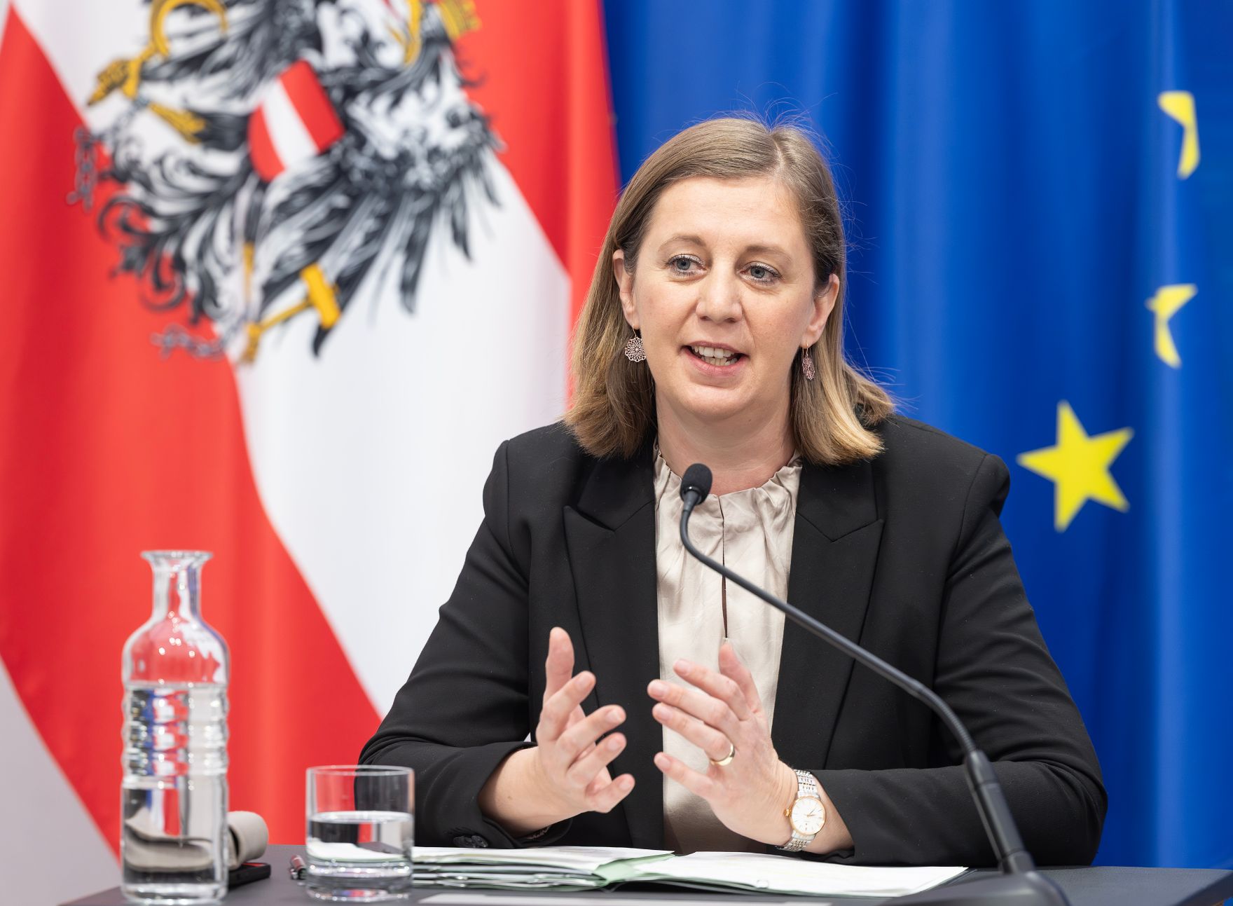 Am 10. Dezember 2025 nahmen Staatssekret&auml;rin Barbara Eibinger-Miedl (im Bild), Bundesministerin Anna Sporrer und Staatssekret&auml;r Josef Schellhorn am Pressefoyer nach dem Ministerrat teil.