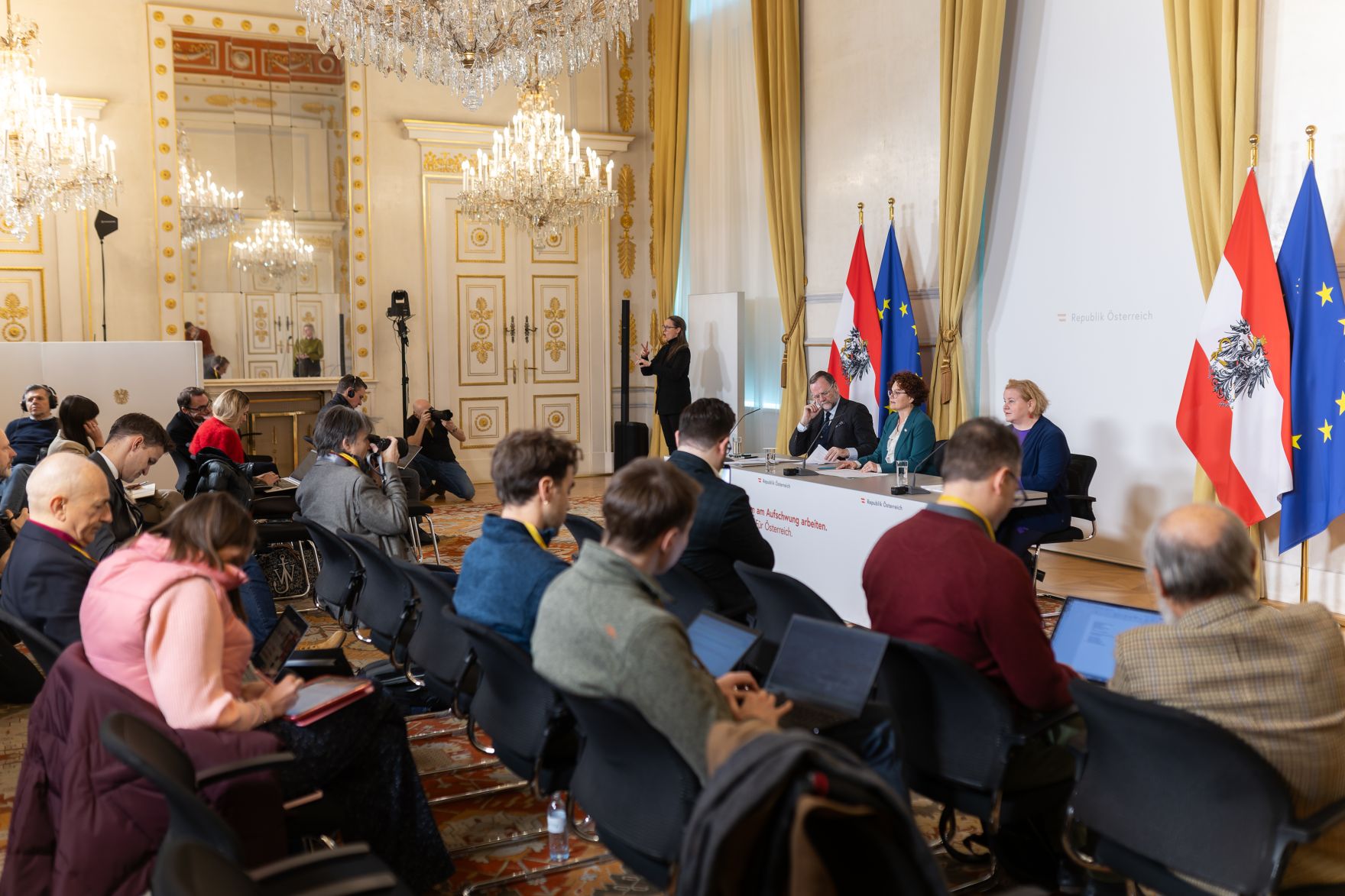 Am 7. J&auml;nner 2026 nahmen Bundesministerin Korinna Schumann, Staatssekret&auml;rin Elisabeth Zehetner und Staatssekret&auml;r Josef Schellhorn am Pressefoyer nach dem Ministerrat teil.