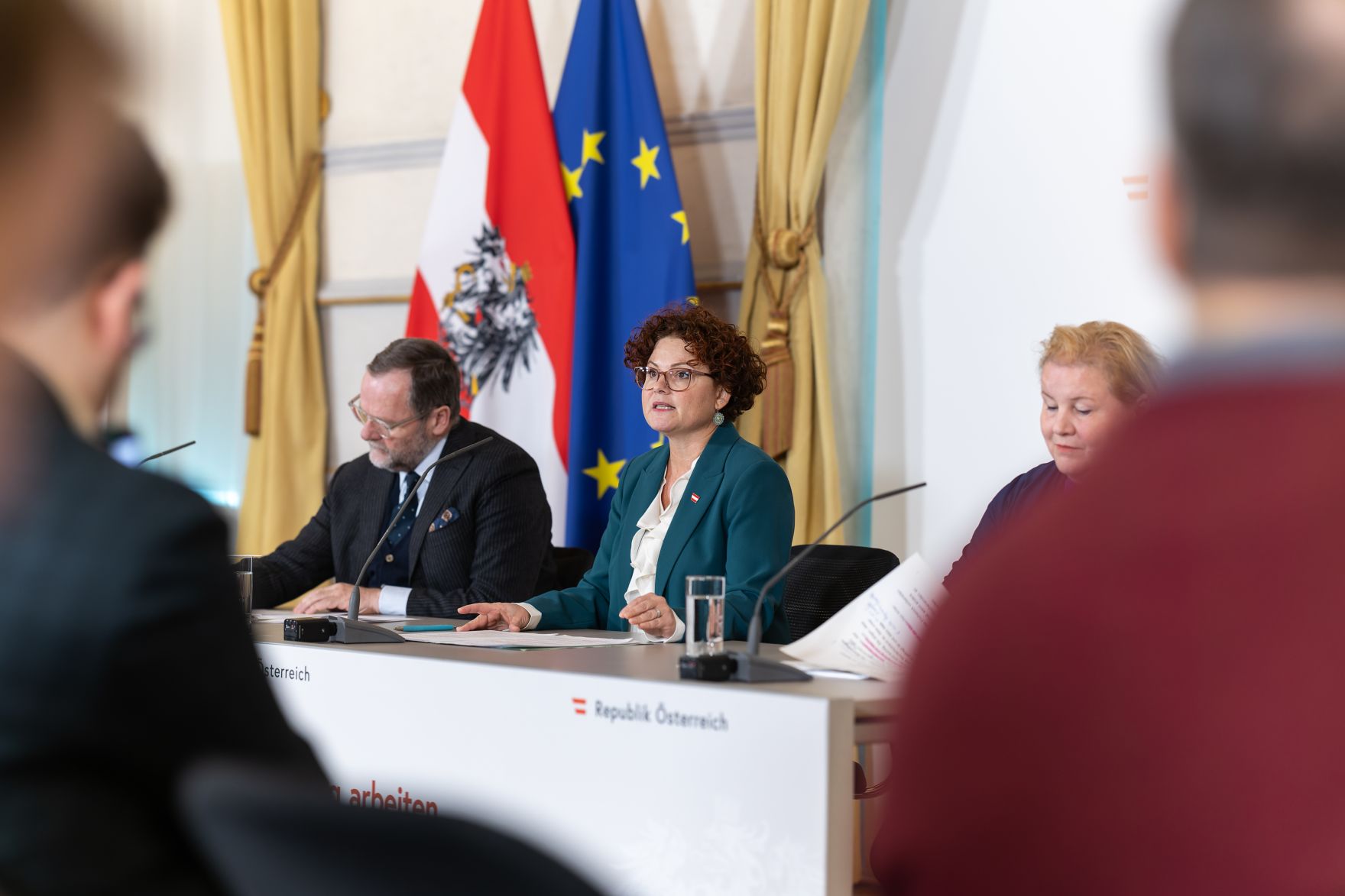 Am 7. J&auml;nner 2026 nahmen Bundesministerin Korinna Schumann (m.r.), Staatssekret&auml;rin Elisabeth Zehetner (m.) und Staatssekret&auml;r Josef Schellhorn (m.l.) am Pressefoyer nach dem Ministerrat teil.
