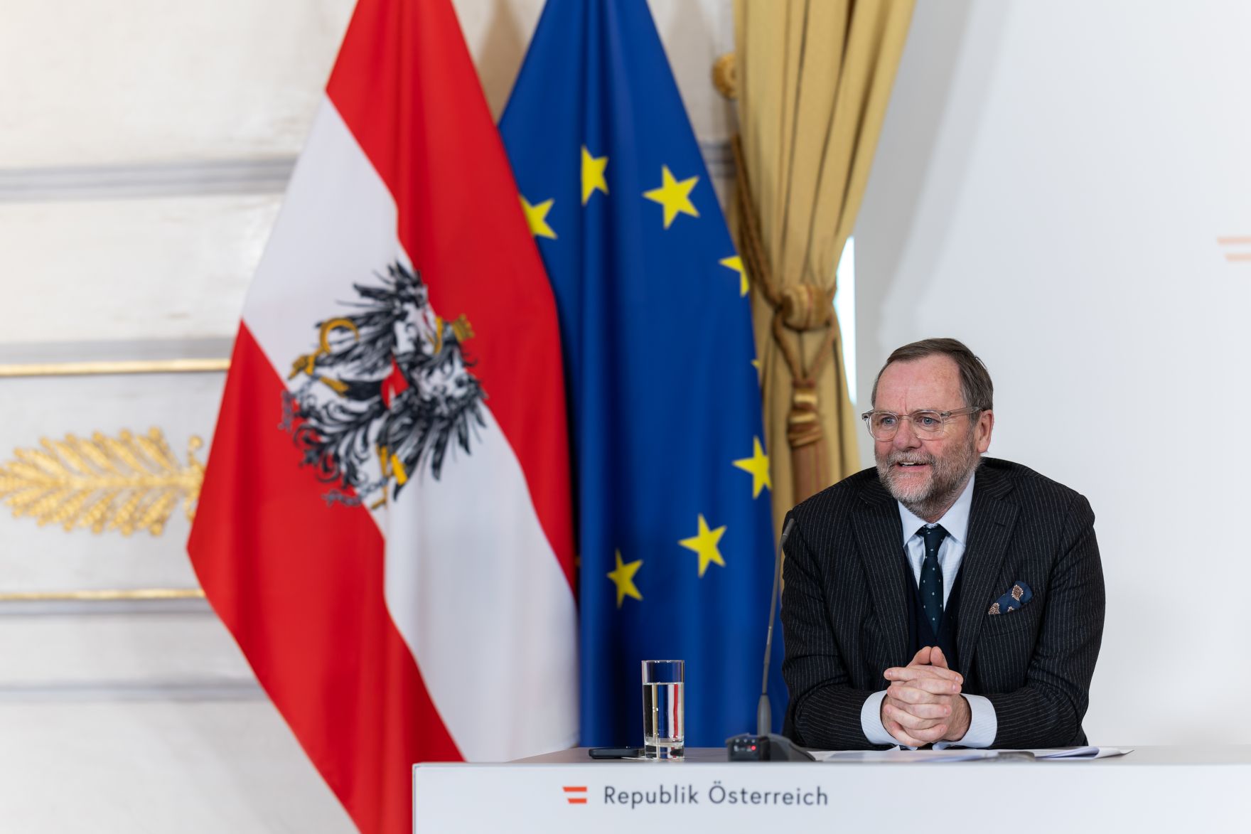 Am 7. J&auml;nner 2026 nahmen Bundesministerin Korinna Schumann, Staatssekret&auml;rin Elisabeth Zehetner und Staatssekret&auml;r Josef Schellhorn (im Bild) am Pressefoyer nach dem Ministerrat teil.