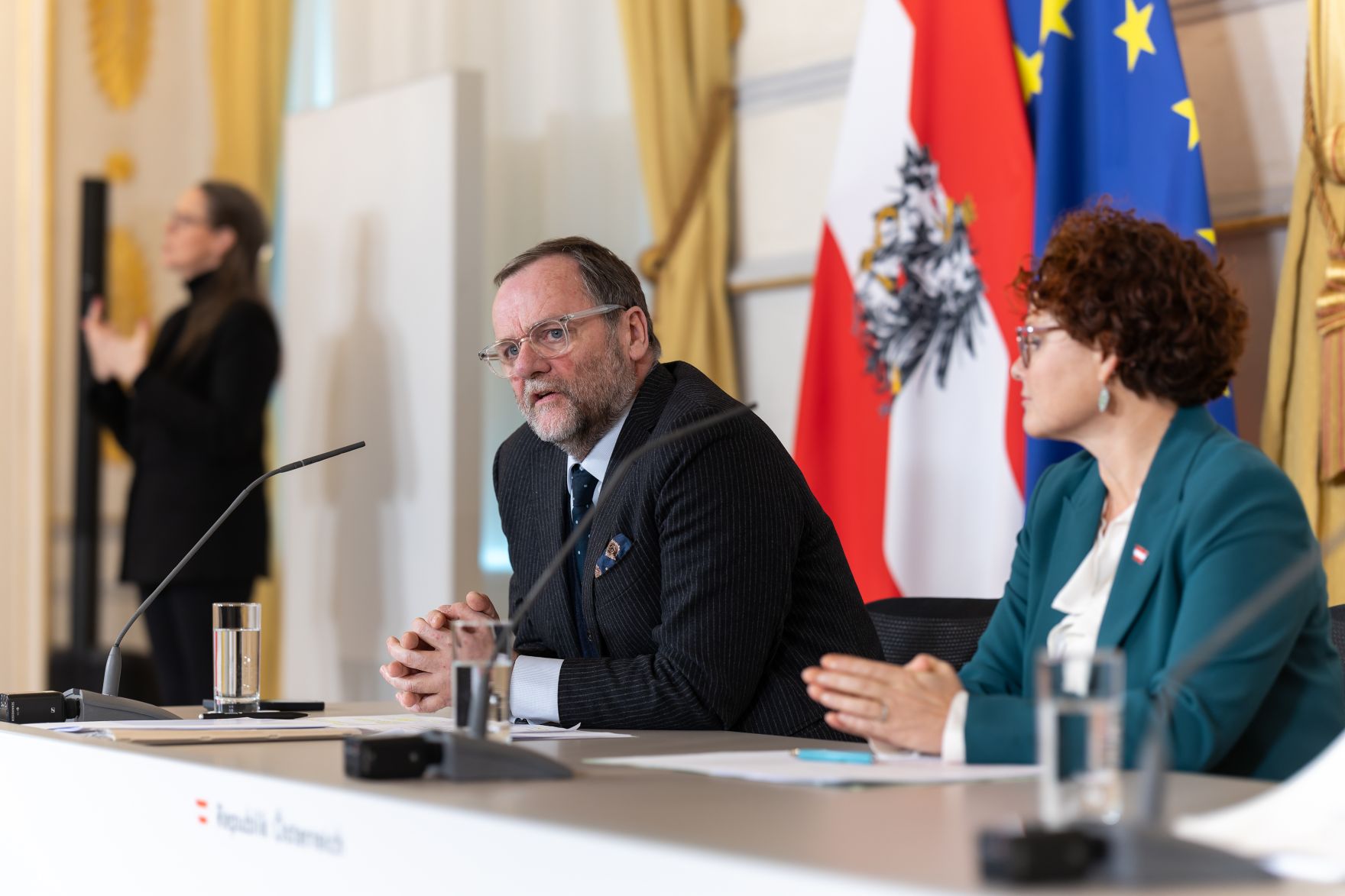 Am 7. J&auml;nner 2026 nahmen Bundesministerin Korinna Schumann, Staatssekret&auml;rin Elisabeth Zehetner (r.) und Staatssekret&auml;r Josef Schellhorn (m.) am Pressefoyer nach dem Ministerrat teil.