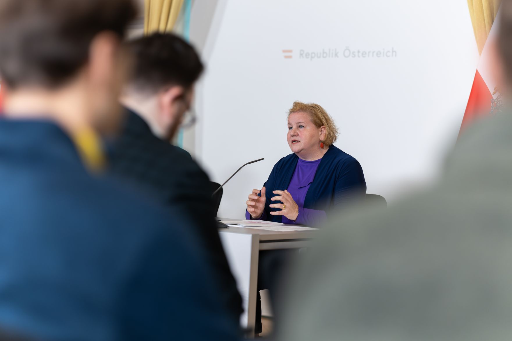 Am 7. J&auml;nner 2026 nahmen Bundesministerin Korinna Schumann (m.), Staatssekret&auml;rin Elisabeth Zehetner und Staatssekret&auml;r Josef Schellhorn am Pressefoyer nach dem Ministerrat teil.