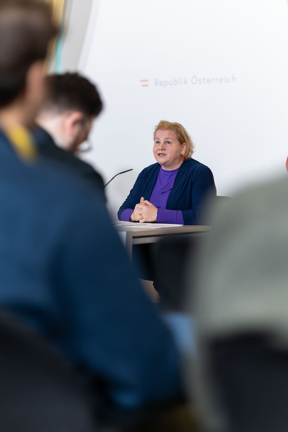 Am 7. J&auml;nner 2026 nahmen Bundesministerin Korinna Schumann (m.), Staatssekret&auml;rin Elisabeth Zehetner und Staatssekret&auml;r Josef Schellhorn am Pressefoyer nach dem Ministerrat teil.