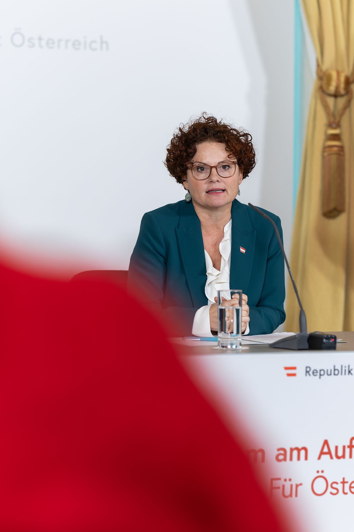 Am 7. J&auml;nner 2026 nahmen Bundesministerin Korinna Schumann, Staatssekret&auml;rin Elisabeth Zehetner (im Bild) und Staatssekret&auml;r Josef Schellhorn am Pressefoyer nach dem Ministerrat teil.