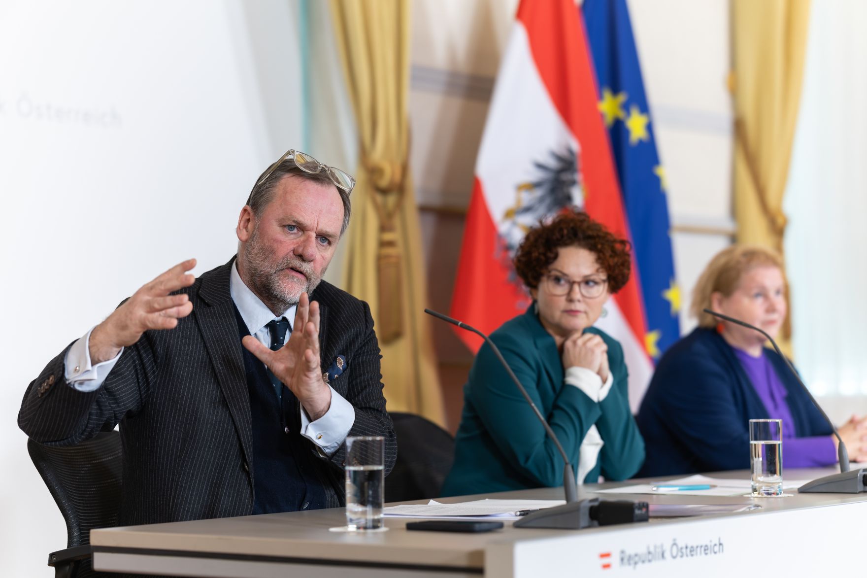 Am 7. J&auml;nner 2026 nahmen Bundesministerin Korinna Schumann (r.), Staatssekret&auml;rin Elisabeth Zehetner (m.) und Staatssekret&auml;r Josef Schellhorn (l.) am Pressefoyer nach dem Ministerrat teil.