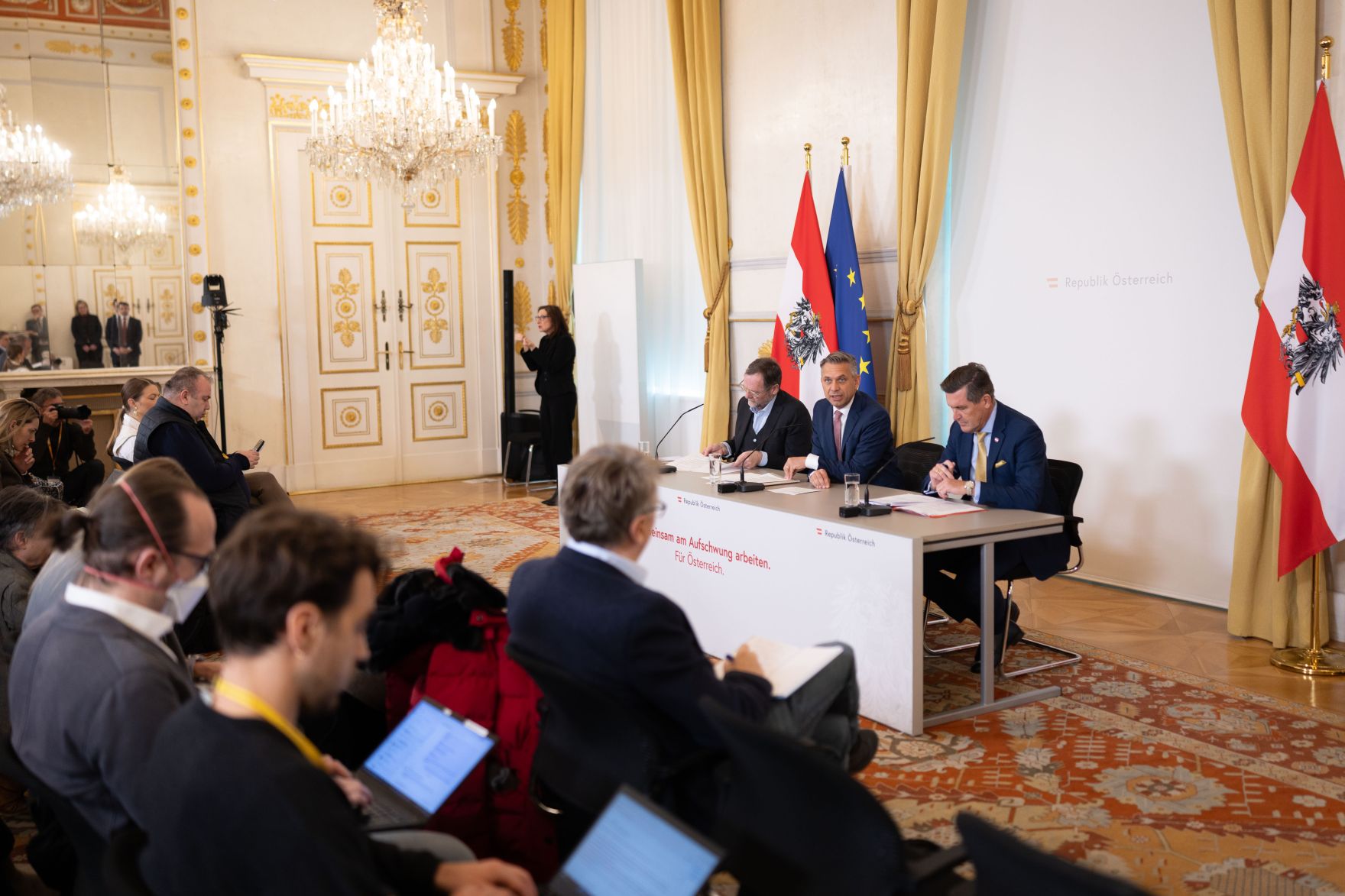 Am 20. J&auml;nner 2026 nahmen (v.l.n.r.) Staatssekret&auml;r Josef Schellhorn, Bundesminister Wolfgang Hattmannsdorfer und Bundesminister Peter Hanke am Pressefoyer nach dem Ministerrat teil.