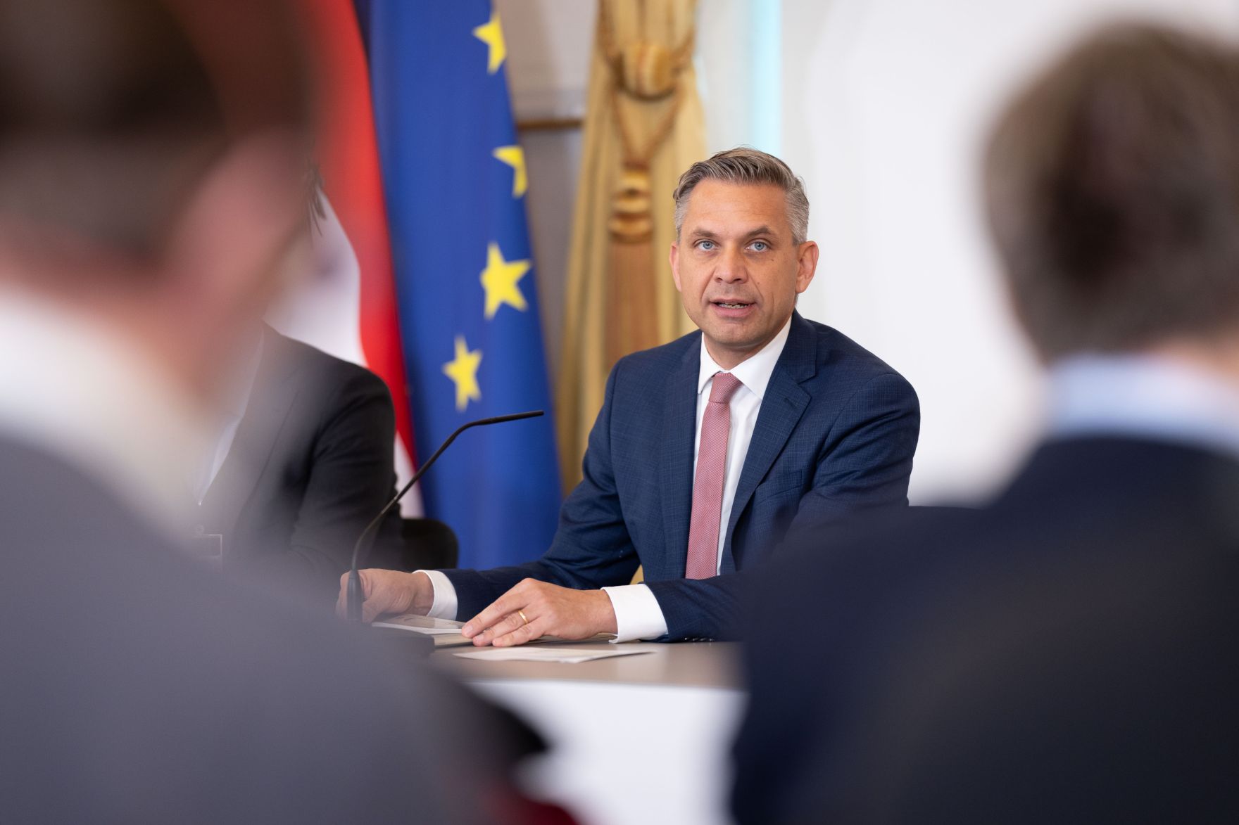 Am 20. J&auml;nner 2026 nahmen Staatssekret&auml;r Josef Schellhorn, Bundesminister Wolfgang Hattmannsdorfer (im Bild) und Bundesminister Peter Hanke am Pressefoyer nach dem Ministerrat teil.