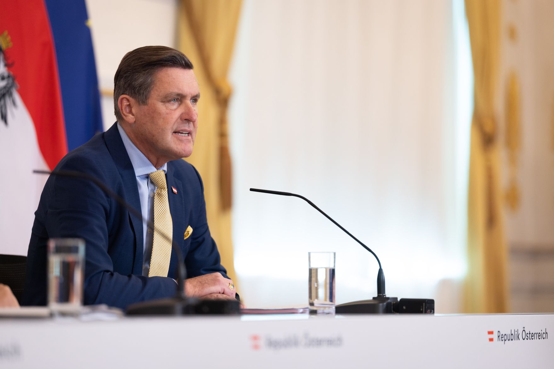 Am 20. J&auml;nner 2026 nahmen Staatssekret&auml;r Josef Schellhorn, Bundesminister Wolfgang Hattmannsdorfer und Bundesminister Peter Hanke (im Bild) am Pressefoyer nach dem Ministerrat teil.