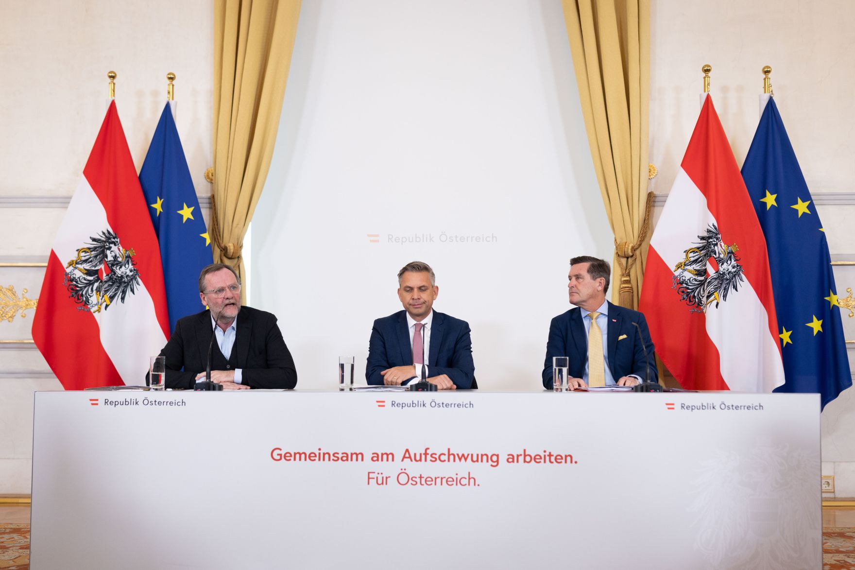 Am 20. J&auml;nner 2026 nahmen (v.l.n.r.) Staatssekret&auml;r Josef Schellhorn, Bundesminister Wolfgang Hattmannsdorfer und Bundesminister Peter Hanke am Pressefoyer nach dem Ministerrat teil.