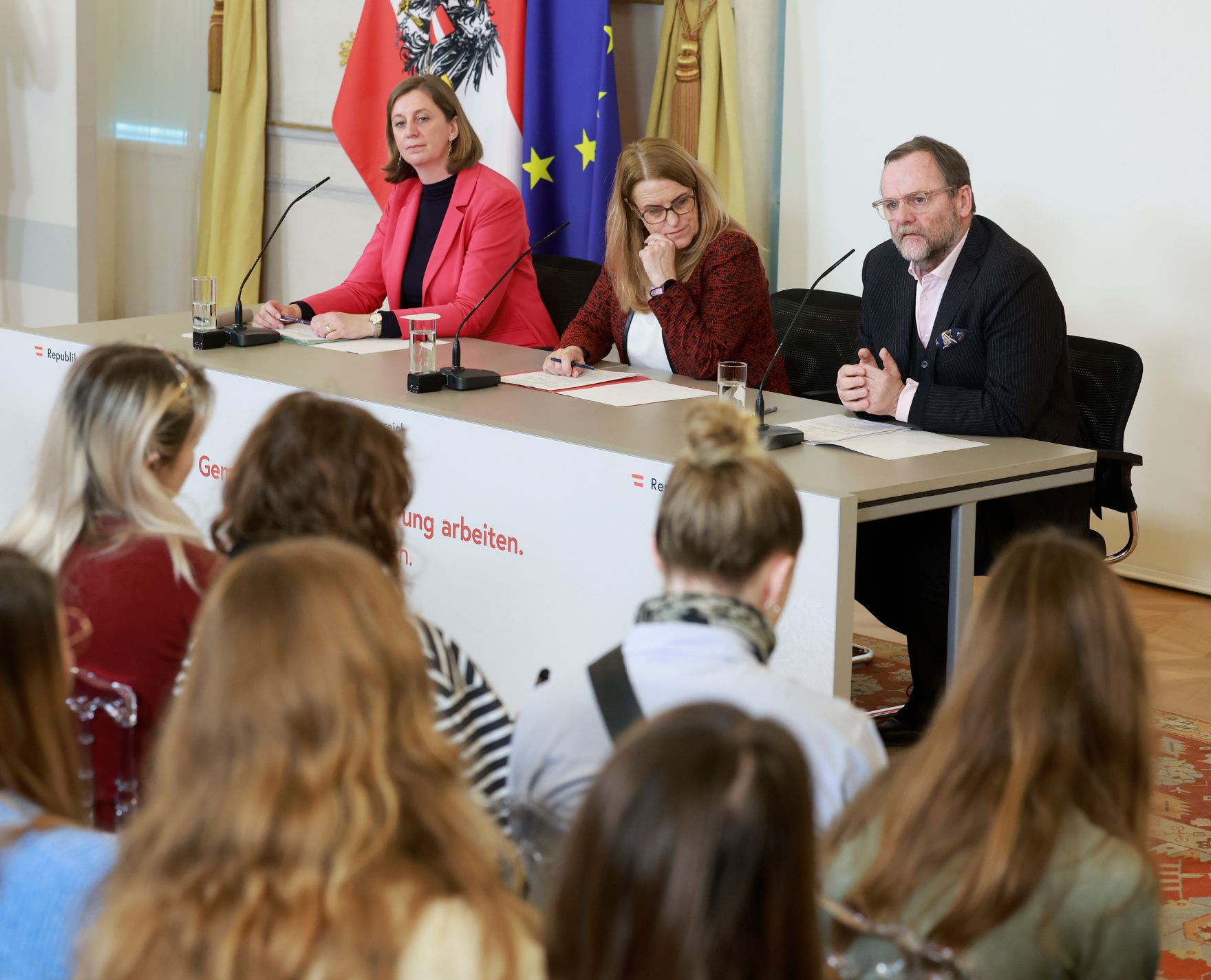 Am 28. J&auml;nner 2026 nahmen (v.l.n.r.) Staatssekret&auml;rin Barbara Eibinger-Miedl, Staatssekret&auml;rin K&ouml;nigsberger-Ludwig und Staatssekret&auml;r Josef Schellhorn am Pressefoyer nach dem Ministerrat teil.