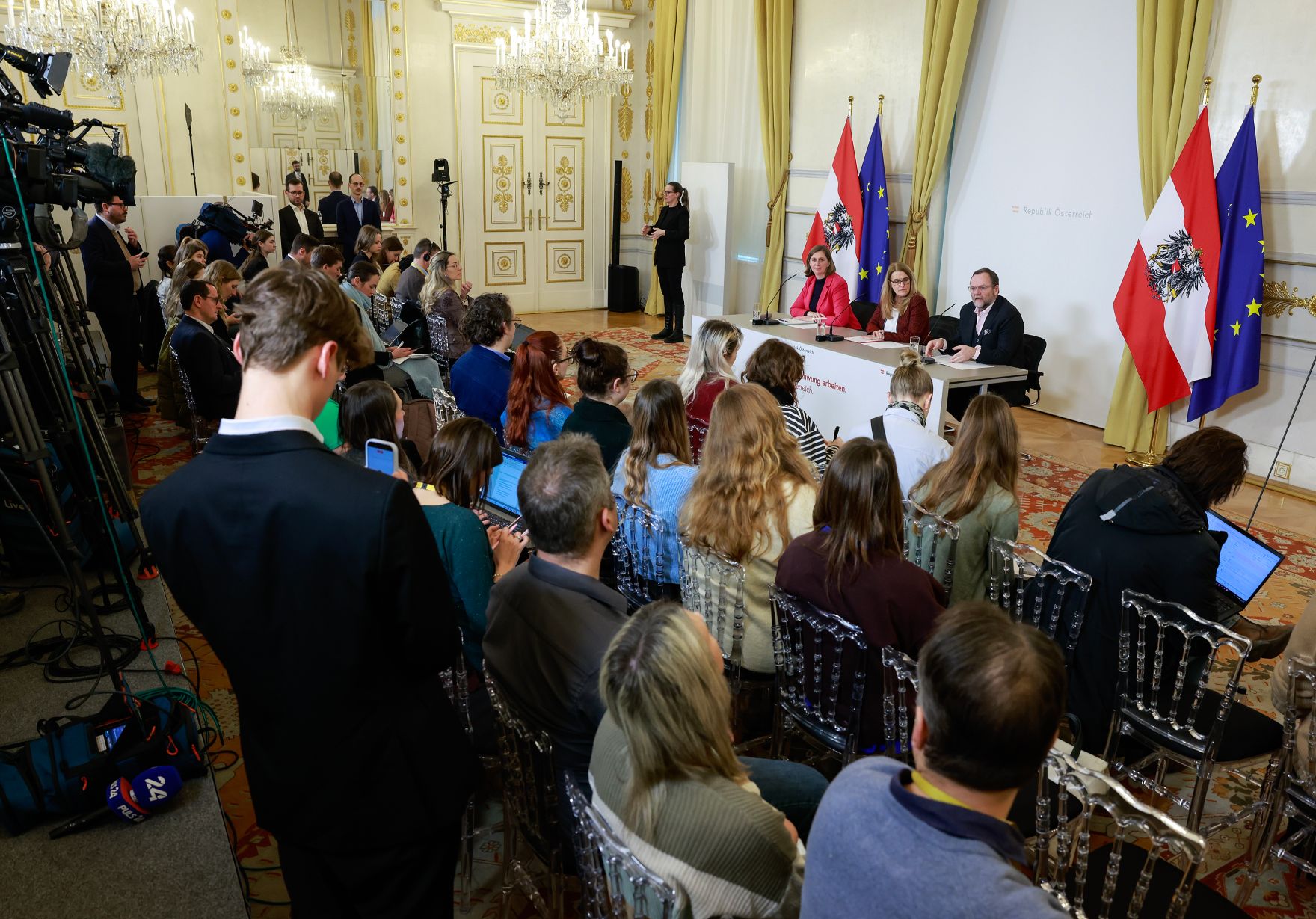 Am 28. J&auml;nner 2026 nahmen (v.l.n.r.) Staatssekret&auml;rin Barbara Eibinger-Miedl, Staatssekret&auml;rin K&ouml;nigsberger-Ludwig und Staatssekret&auml;r Josef Schellhorn am Pressefoyer nach dem Ministerrat teil.