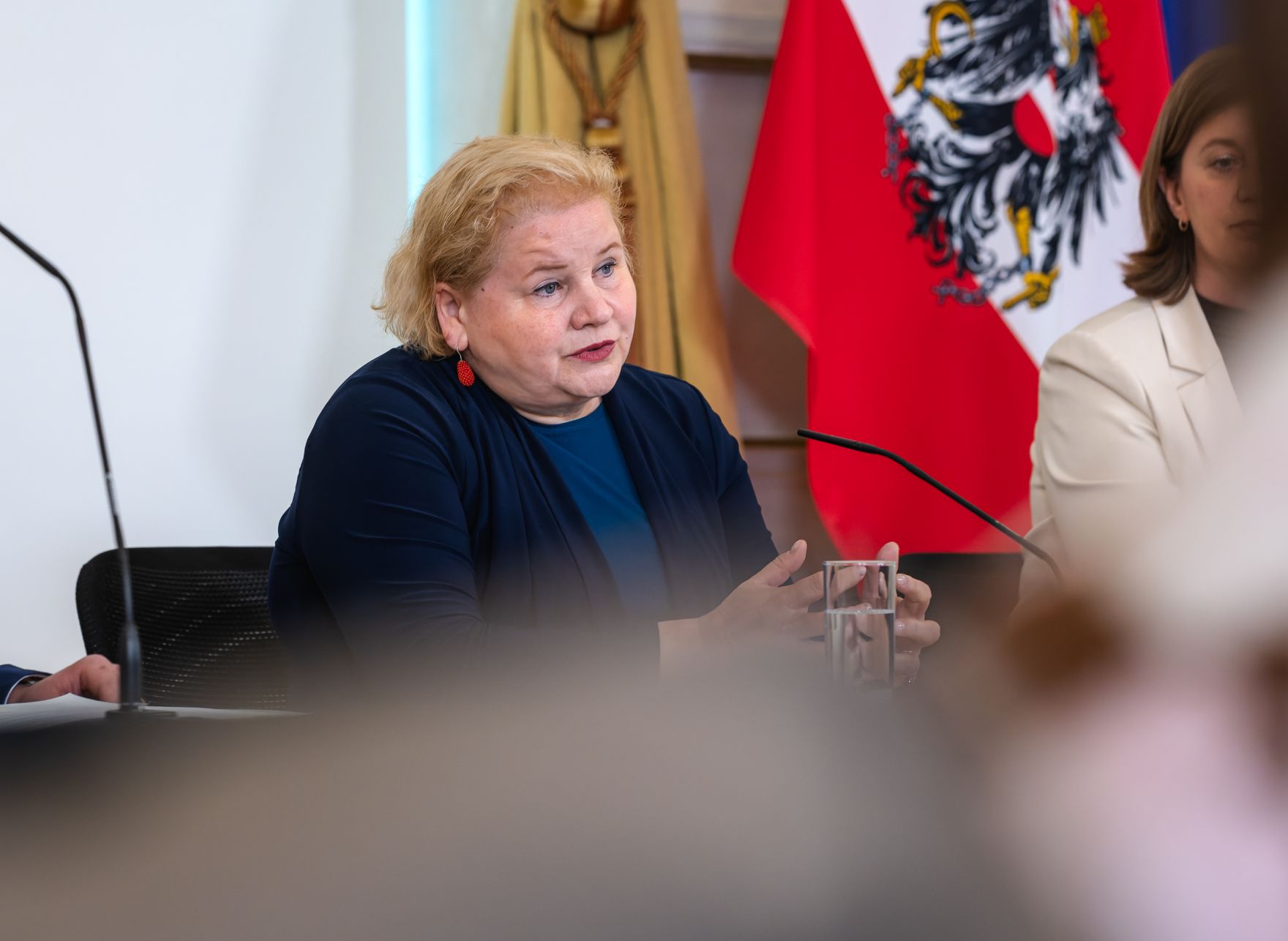 Am 18. Februar 2026 nahmen Bundesministerin Korinna Schumann (l.), Bundesminister Christoph Wiederkehr und Staatssekret&auml;rin Barbara Eibinger-Miedl (r.) am Pressefoyer nach dem Ministerrat teil.