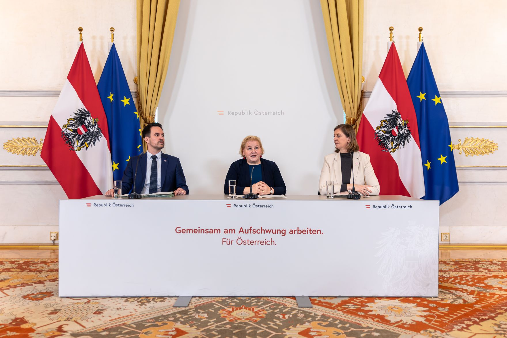 Am 18. Februar 2026 nahmen Bundesministerin Korinna Schumann (m.), Bundesminister Christoph Wiederkehr (l.) und Staatssekret&auml;rin Barbara Eibinger-Miedl (r.) am Pressefoyer nach dem Ministerrat teil.