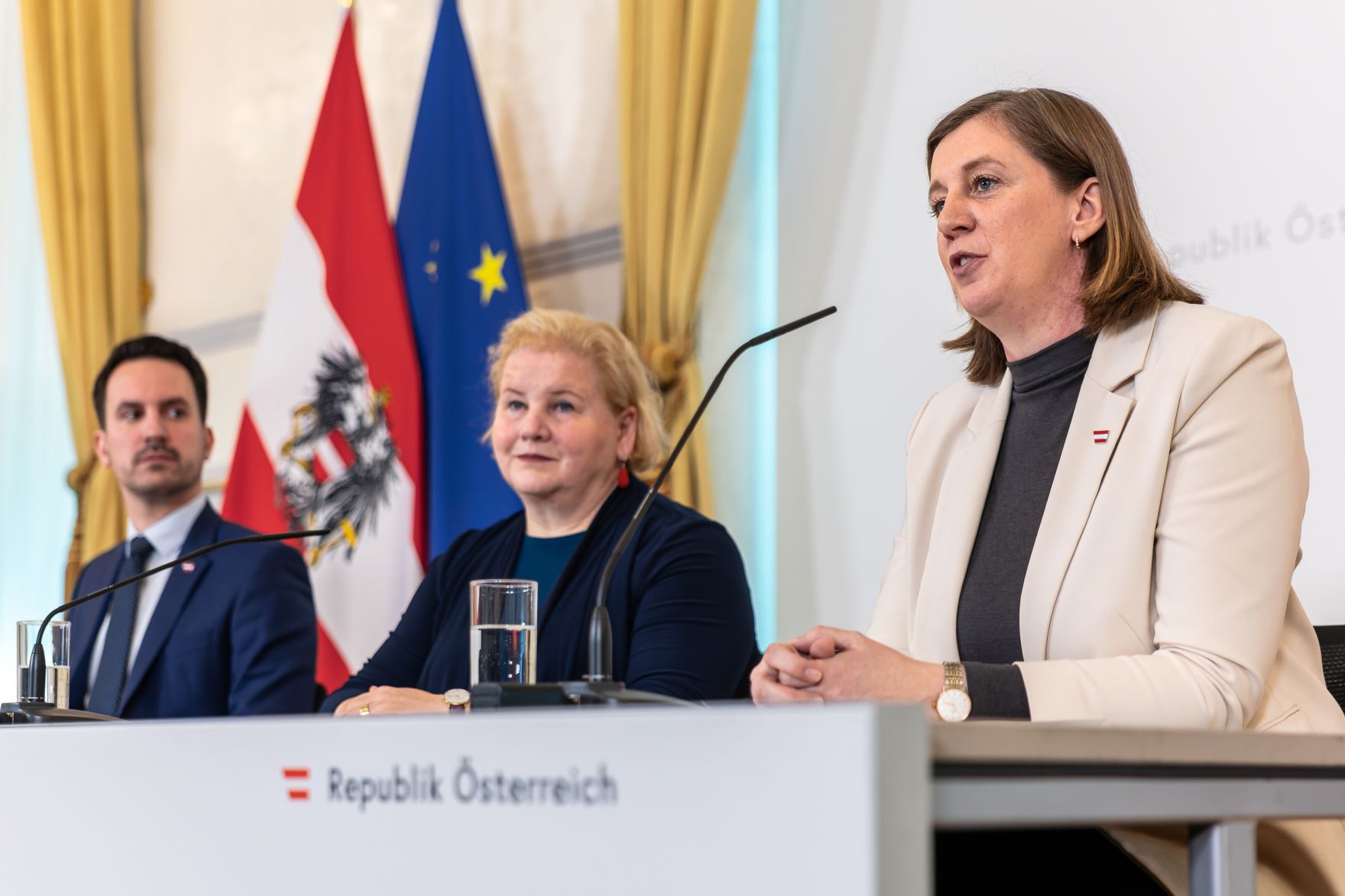 Am 18. Februar 2026 nahmen Bundesministerin Korinna Schumann (m.), Bundesminister Christoph Wiederkehr (l.) und Staatssekret&auml;rin Barbara Eibinger-Miedl (r.) am Pressefoyer nach dem Ministerrat teil.