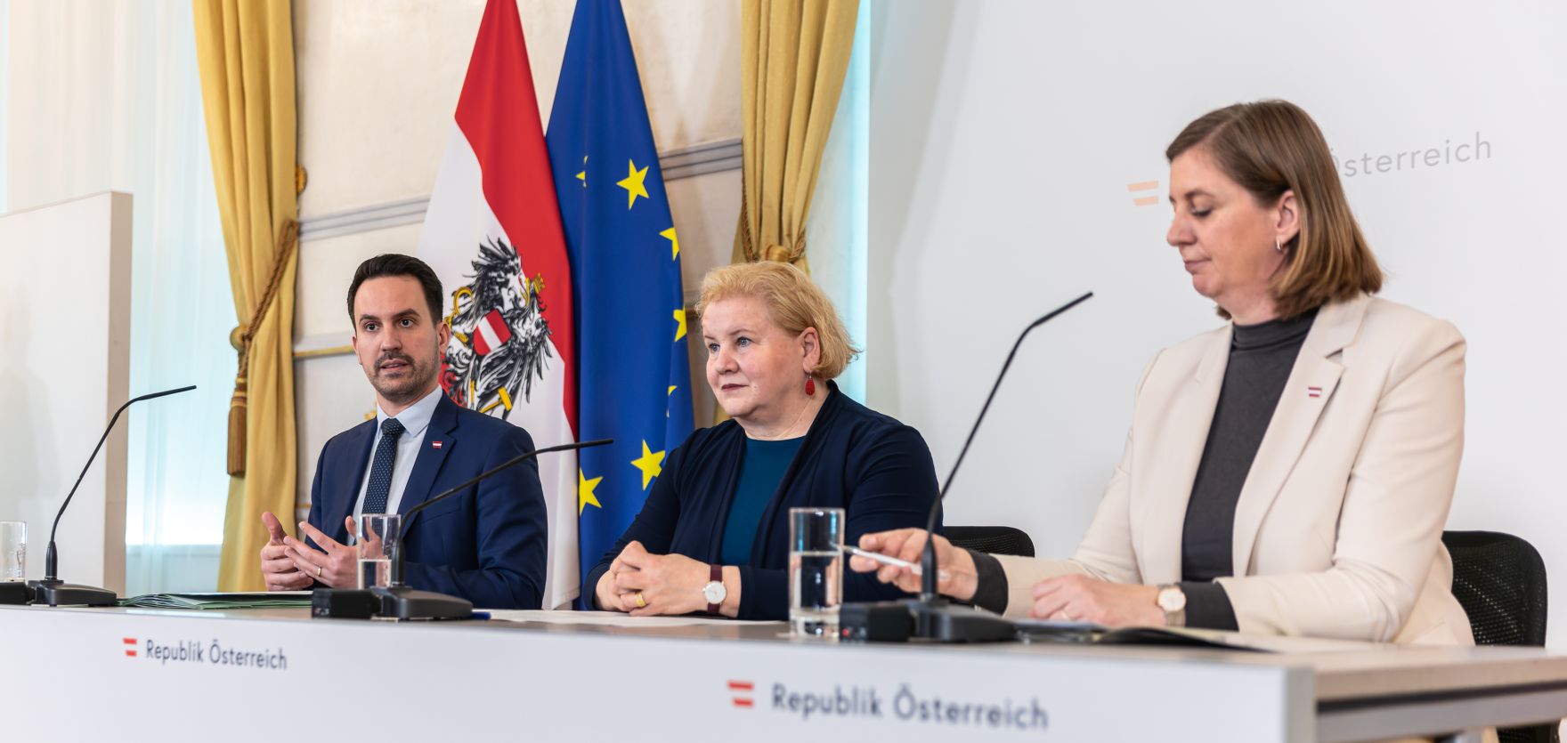 Am 18. Februar 2026 nahmen Bundesministerin Korinna Schumann (m.), Bundesminister Christoph Wiederkehr (l.) und Staatssekret&auml;rin Barbara Eibinger-Miedl (r.) am Pressefoyer nach dem Ministerrat teil.