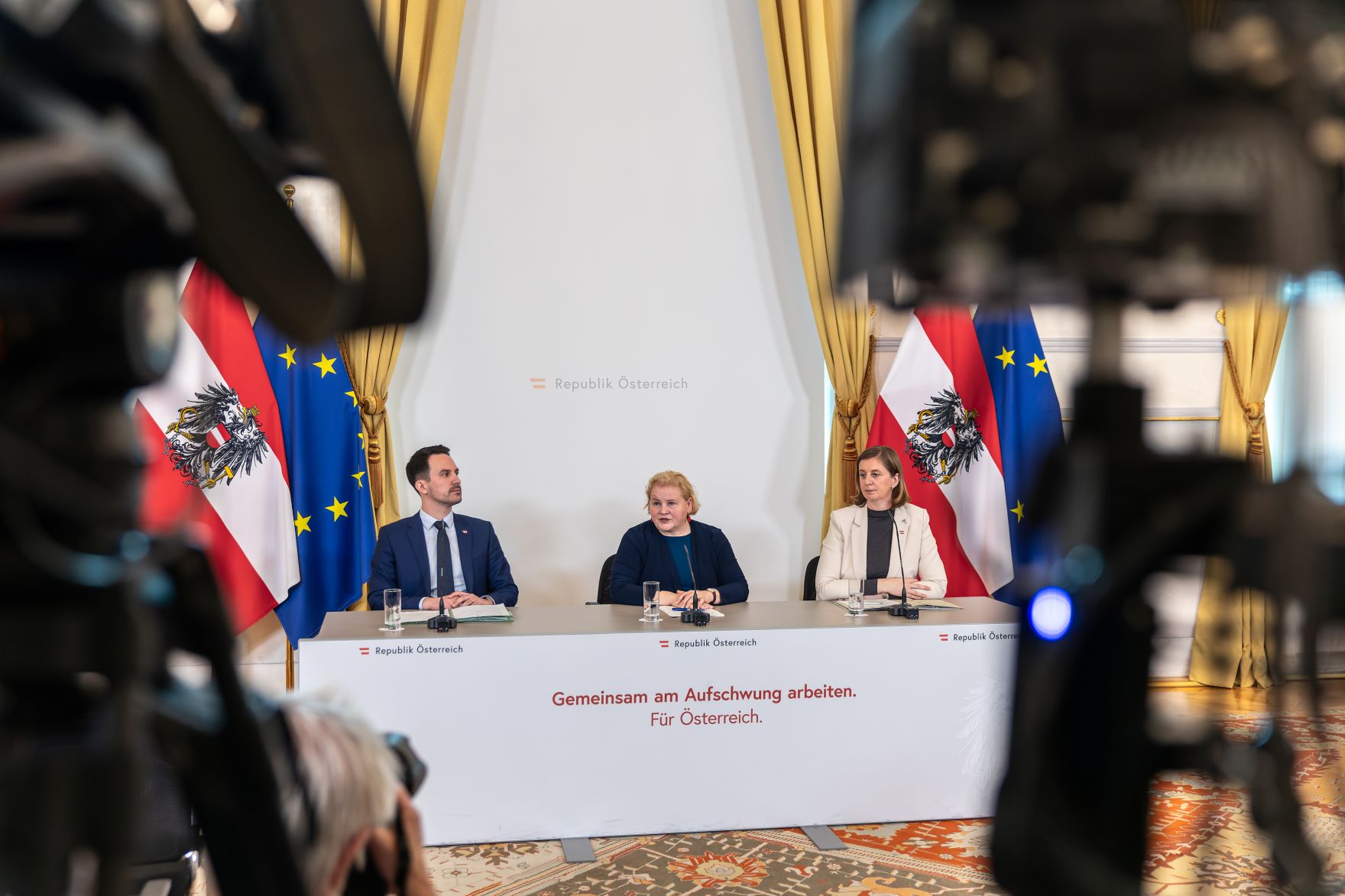 Am 18. Februar 2026 nahmen Bundesministerin Korinna Schumann (m.), Bundesminister Christoph Wiederkehr (l.) und Staatssekret&auml;rin Barbara Eibinger-Miedl (r.) am Pressefoyer nach dem Ministerrat teil.
