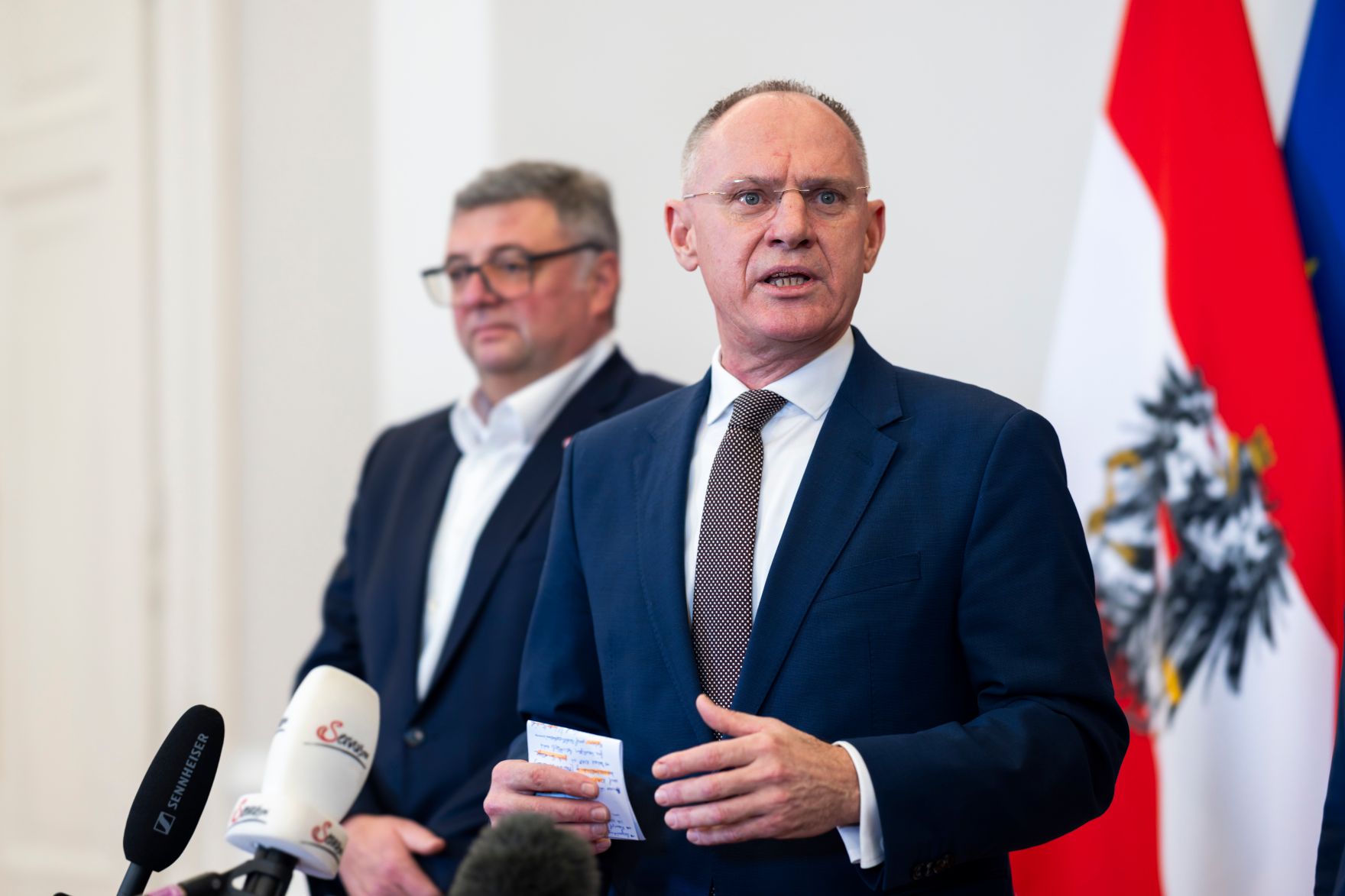 Am 24. Februar 2026 nahmen Bundesminister Gerhard Karner (r.), Bundesminister Christoph Wiederkehr und Staatssekret&auml;r J&ouml;rg Leichtfried (l.) am Doorstep vor dem Ministerrat teil.