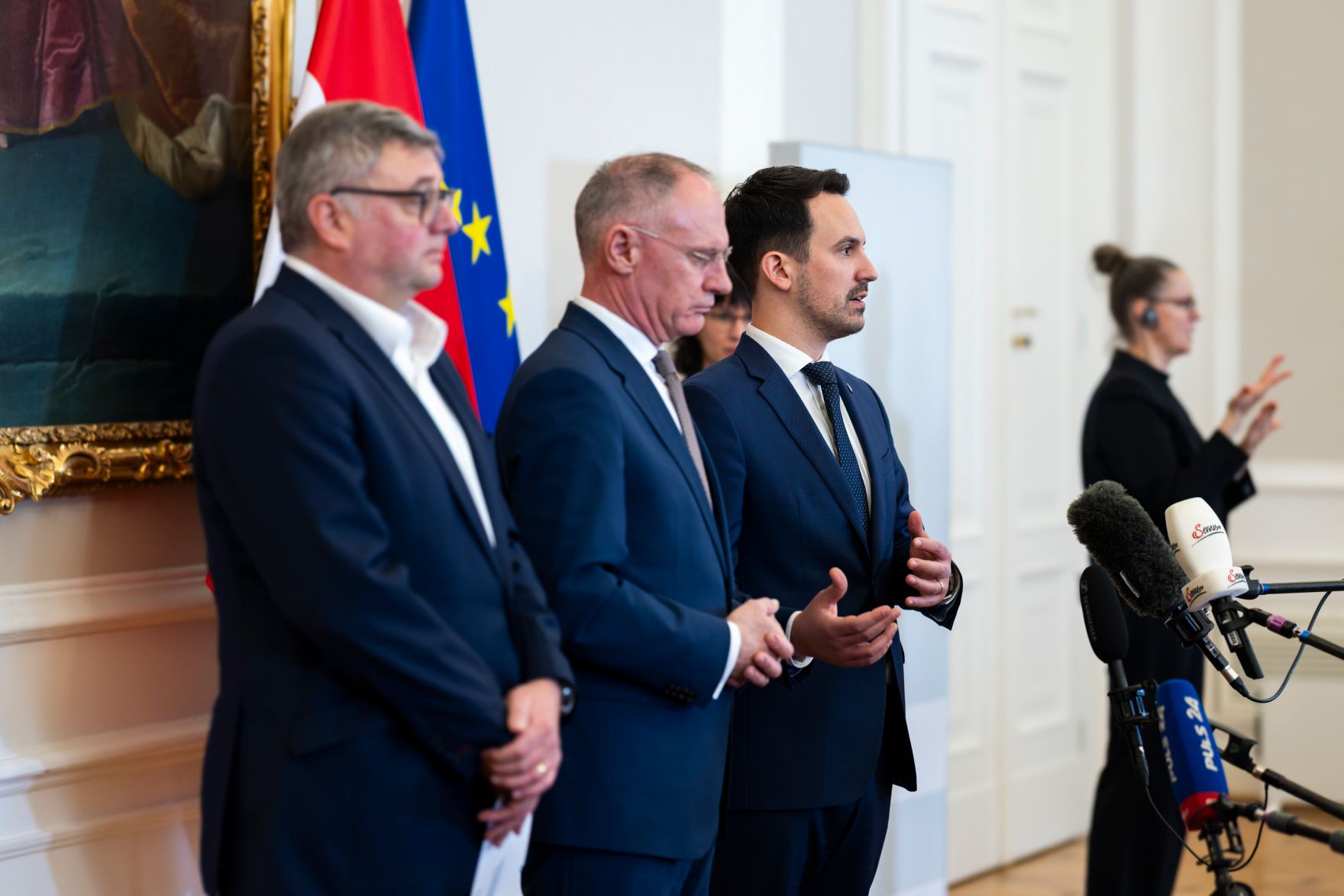 Am 24. Februar 2026 nahmen Bundesminister Gerhard Karner (m.), Bundesminister Christoph Wiederkehr (r.) und Staatssekret&auml;r J&ouml;rg Leichtfried (l.) am Doorstep vor dem Ministerrat teil.