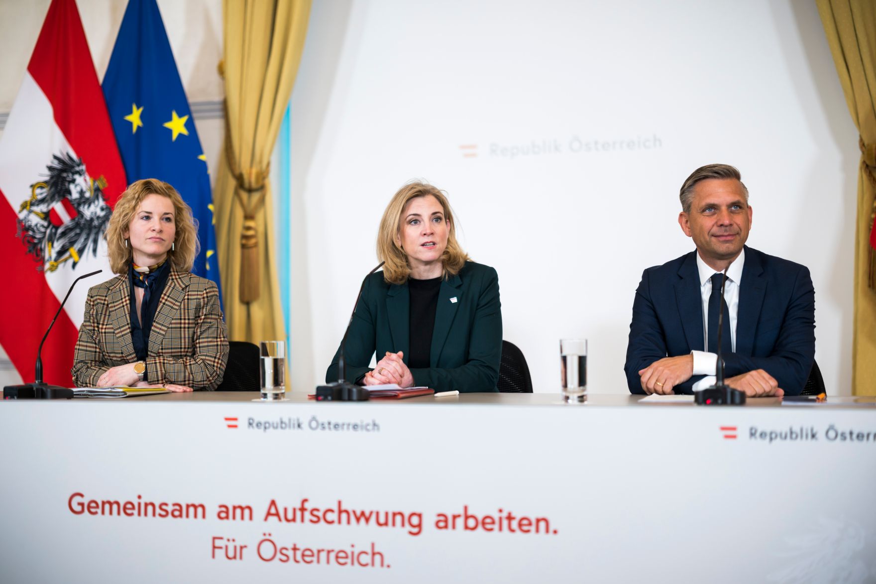 Am 24. Februar 2026 nahmen (v.l.n.r.) Bundesministerin Eva-Maria Holzleitner, Bundesministerin Beate Meinl-Reisinger und Bundesminister Wolfgang Hattmannsdorfer am Pressefoyer nach dem Ministerrat teil.