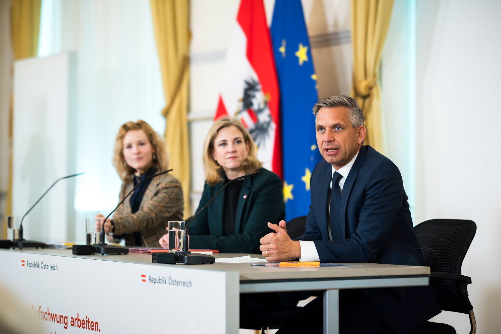 Am 24. Februar 2026 nahmen (v.l.n.r.) Bundesministerin Eva-Maria Holzleitner, Bundesministerin Beate Meinl-Reisinger und Bundesminister Wolfgang Hattmannsdorfer am Pressefoyer nach dem Ministerrat teil.