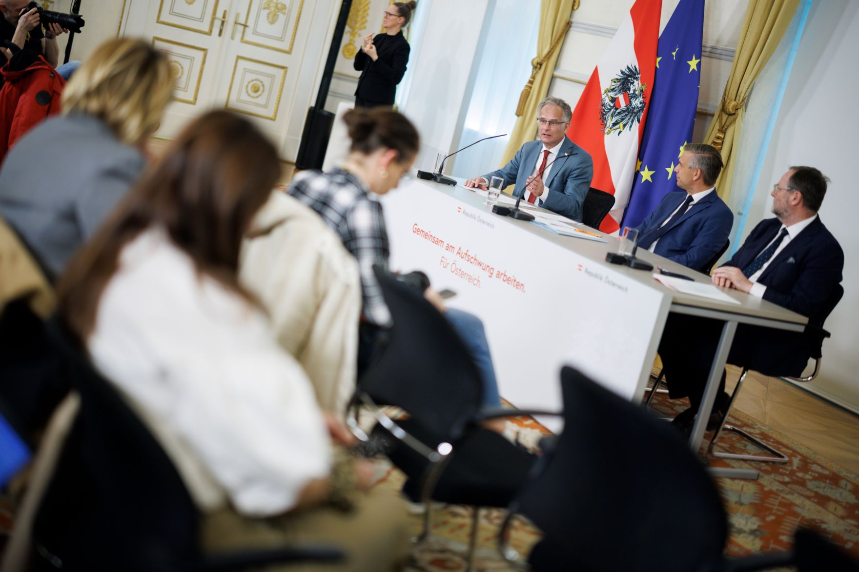 Am 11. M&auml;rz 2026 nahmen (v.l.n.r.) Bundesminister Markus Marterbauer, Bundesminister Wolfgang Hattmannsdorfer und Staatssekret&auml;r Josef Schellhorn am Pressefoyer nach dem Ministerrat teil.