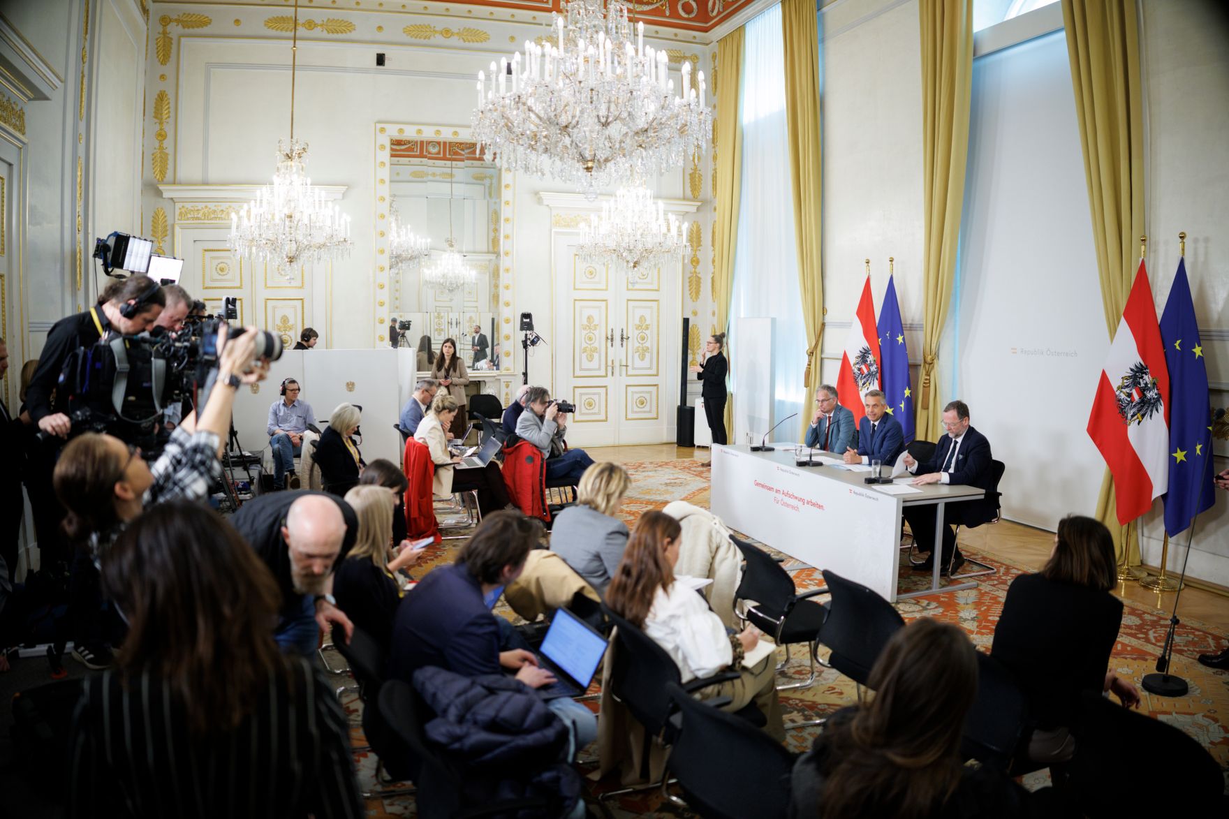 Am 11. M&auml;rz 2026 nahmen (v.l.n.r.) Bundesminister Markus Marterbauer, Bundesminister Wolfgang Hattmannsdorfer und Staatssekret&auml;r Josef Schellhorn am Pressefoyer nach dem Ministerrat teil.
