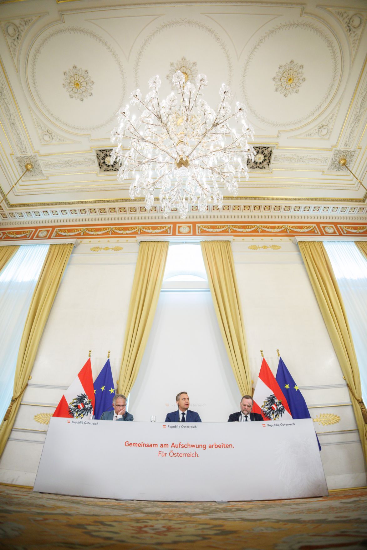 Am 11. M&auml;rz 2026 nahmen (v.l.n.r.) Bundesminister Markus Marterbauer, Bundesminister Wolfgang Hattmannsdorfer und Staatssekret&auml;r Josef Schellhorn am Pressefoyer nach dem Ministerrat teil.