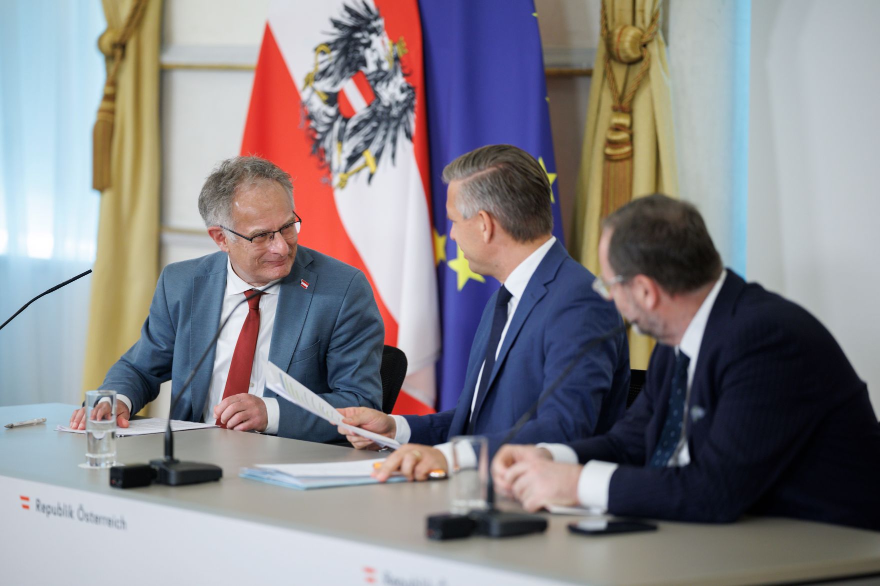 Am 11. M&auml;rz 2026 nahmen (v.l.n.r.) Bundesminister Markus Marterbauer, Bundesminister Wolfgang Hattmannsdorfer und Staatssekret&auml;r Josef Schellhorn am Pressefoyer nach dem Ministerrat teil.