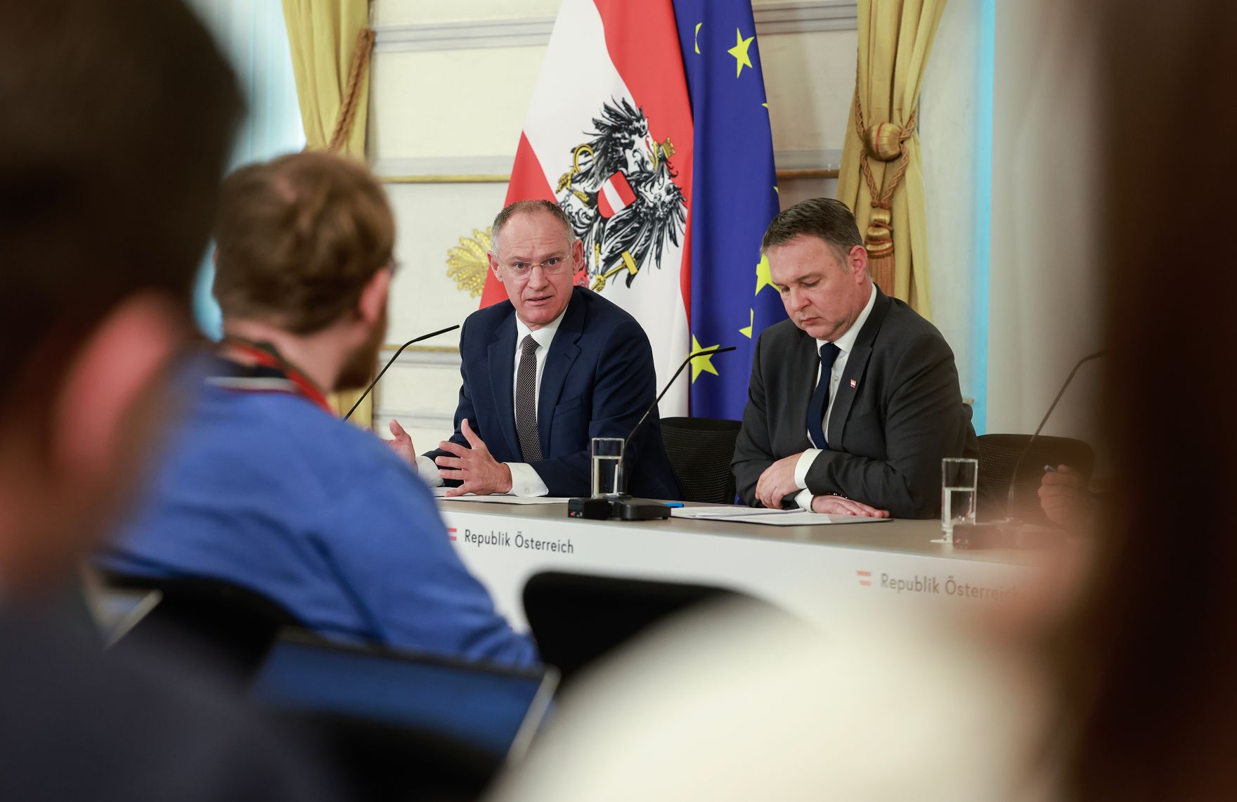 Am 24. M&auml;rz 2026 nahmen Vizekanzler Andreas Babler (r.), Bundesminister Gerhard Karner (l.) und Klubobmann der NEOS Yannick Shetty, am Pressefoyer nach dem Ministerrat teil.