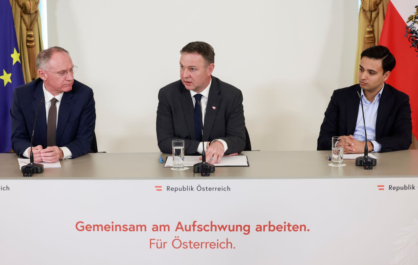 Am 24. M&auml;rz 2026 nahmen Vizekanzler Andreas Babler (m.), Bundesminister Gerhard Karner (l.) und Klubobmann der NEOS Yannick Shetty (r.), am Pressefoyer nach dem Ministerrat teil.