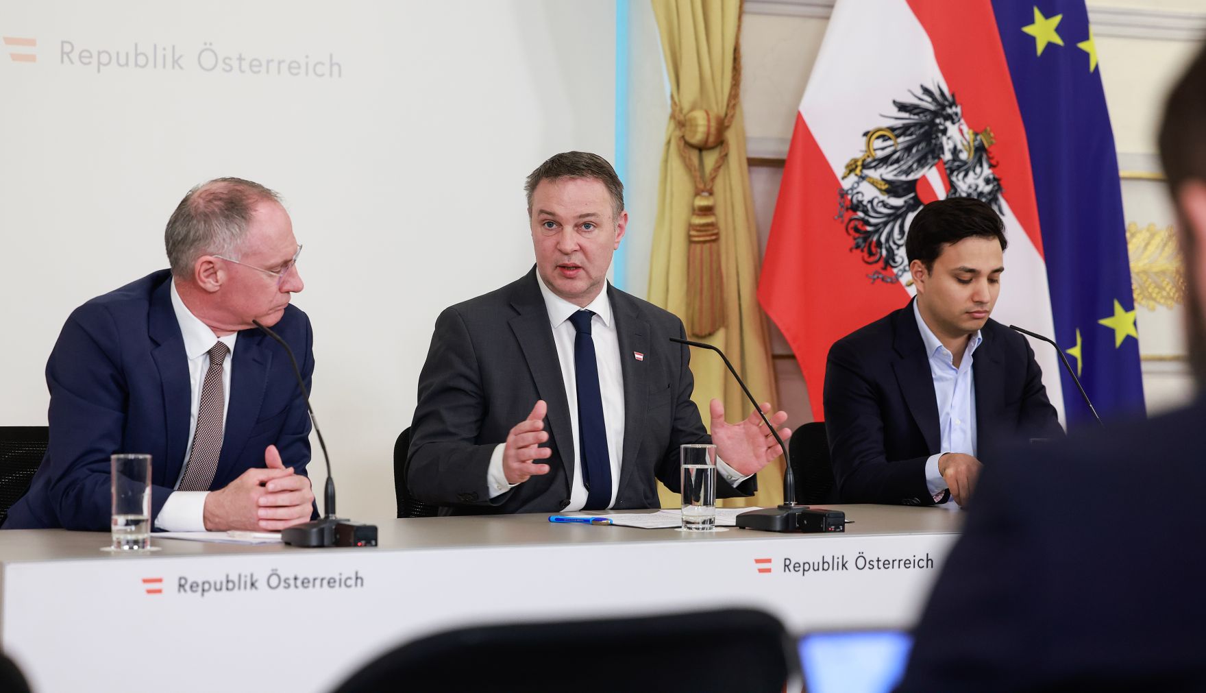 Am 24. M&auml;rz 2026 nahmen Vizekanzler Andreas Babler (m.), Bundesminister Gerhard Karner (l.) und Klubobmann der NEOS Yannick Shetty (r.), am Pressefoyer nach dem Ministerrat teil.