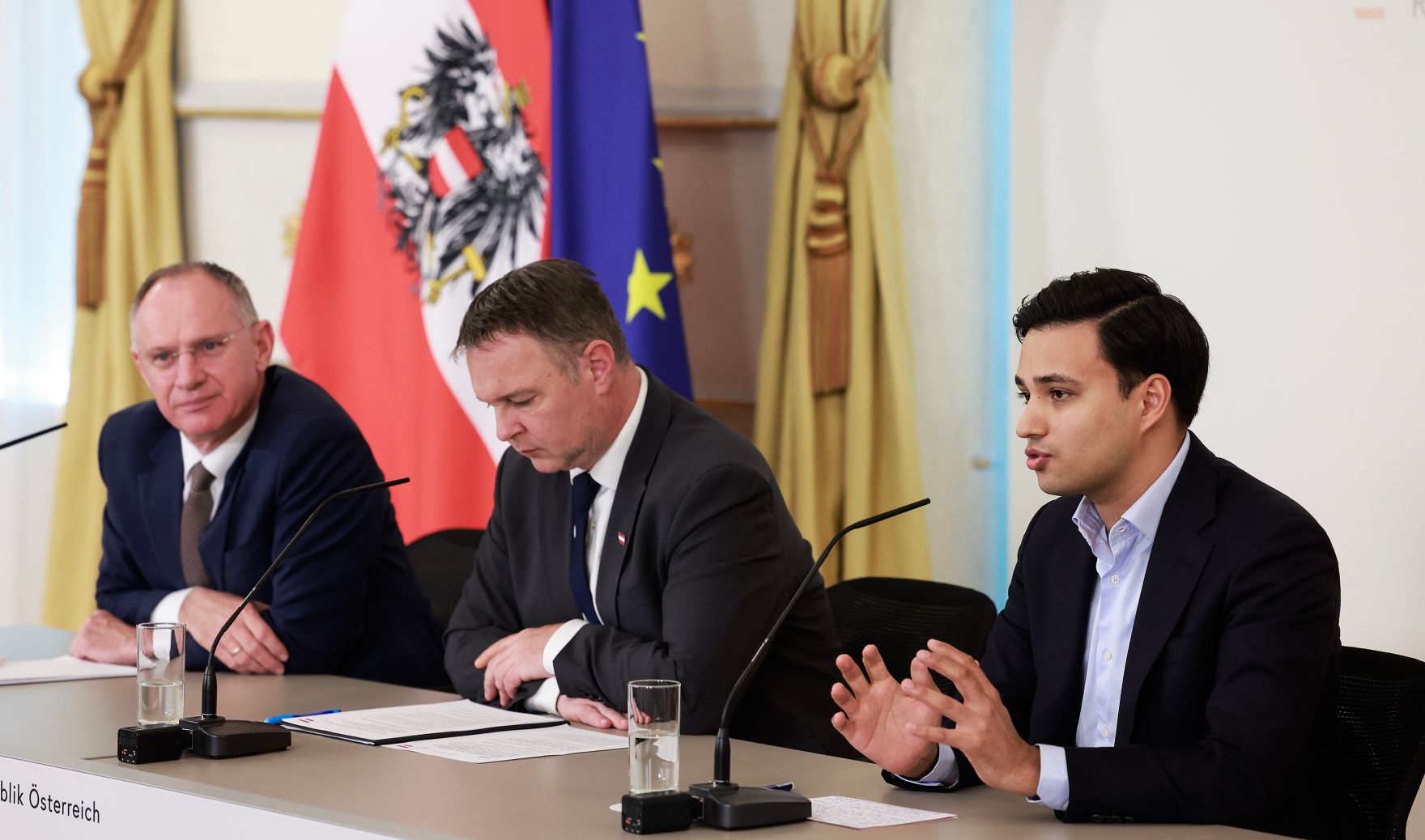 Am 24. M&auml;rz 2026 nahmen Vizekanzler Andreas Babler (m.), Bundesminister Gerhard Karner (l.) und Klubobmann der NEOS Yannick Shetty (r.), am Pressefoyer nach dem Ministerrat teil.