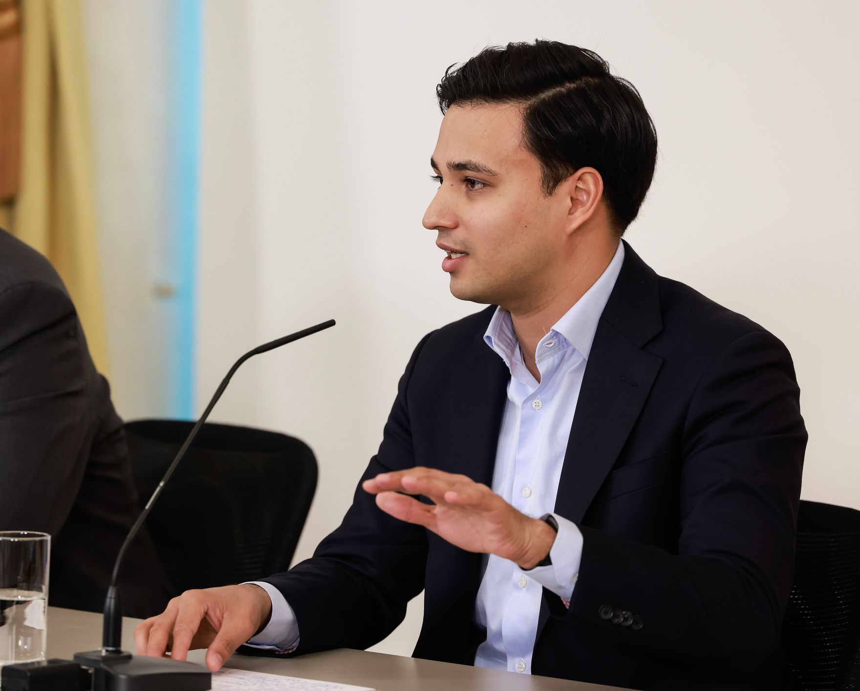 Am 24. M&auml;rz 2026 nahmen Vizekanzler Andreas Babler, Bundesminister Gerhard Karner und Klubobmann der NEOS Yannick Shetty (im Bild), am Pressefoyer nach dem Ministerrat teil.