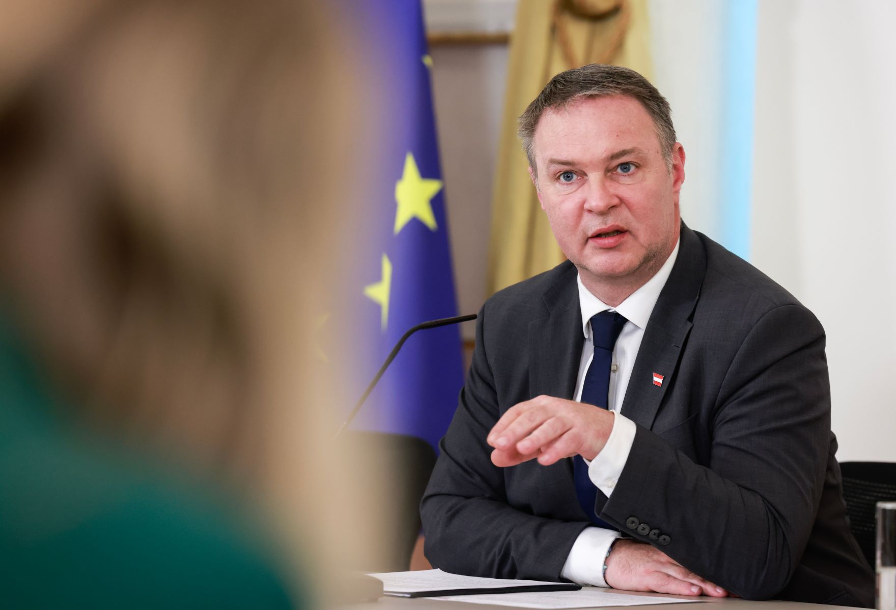 Am 24. M&auml;rz 2026 nahmen Vizekanzler Andreas Babler (im Bild), Bundesminister Gerhard Karner und Klubobmann der NEOS Yannick Shetty, am Pressefoyer nach dem Ministerrat teil.