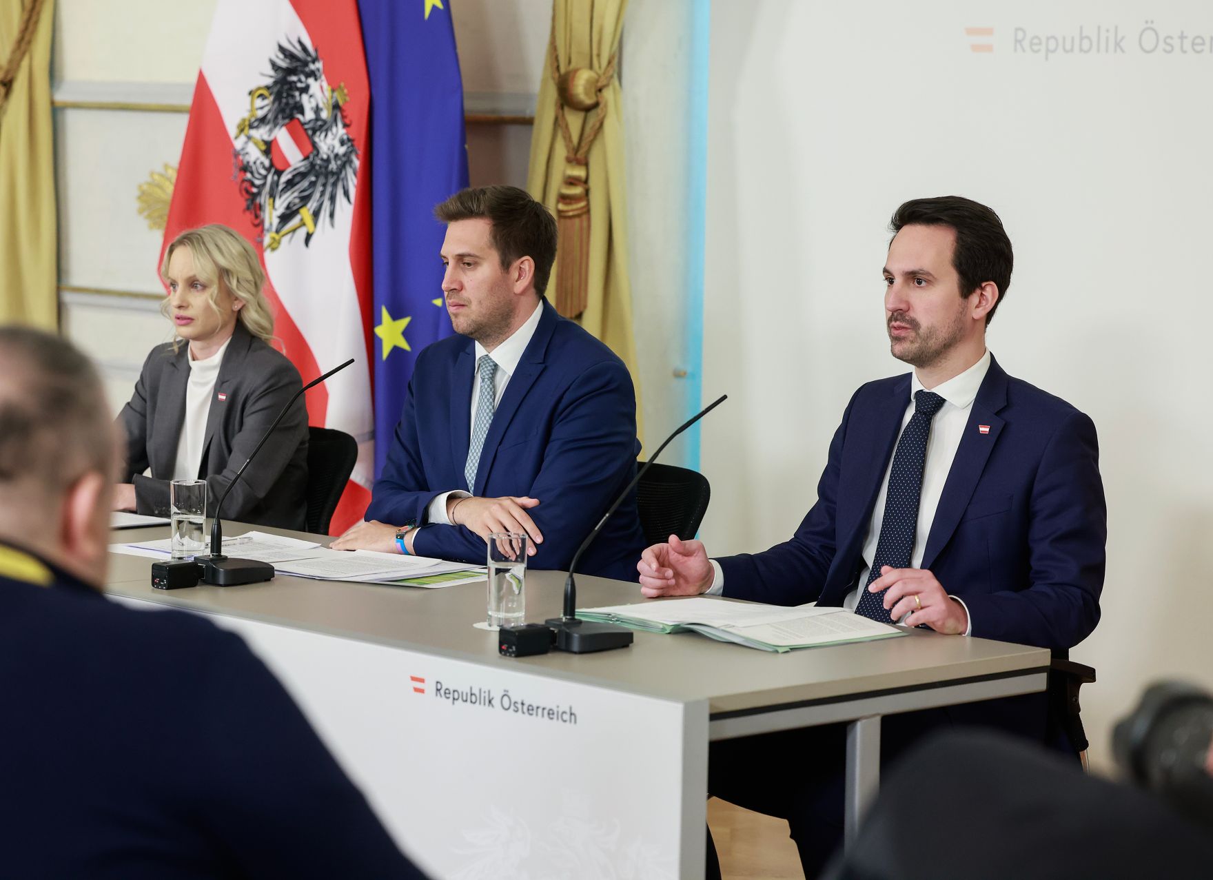Am 8. April 2026 nahmen (v.l.n.r.) Staatssekret&auml;rin Michaela Schmidt, Staatssekret&auml;r Alexander Pr&ouml;ll und Bundesminister Christoph Wiederkehr am Pressefoyer nach dem Ministerrat teil.