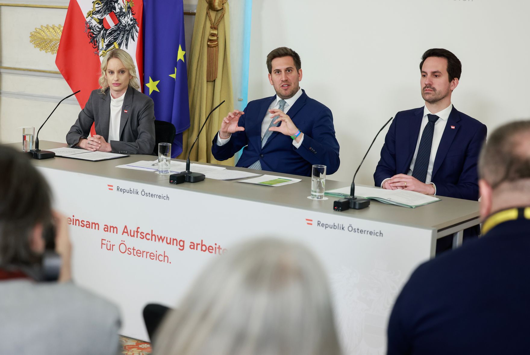 Am 8. April 2026 nahmen (v.l.n.r.) Staatssekret&auml;rin Michaela Schmidt, Staatssekret&auml;r Alexander Pr&ouml;ll und Bundesminister Christoph Wiederkehr am Pressefoyer nach dem Ministerrat teil.