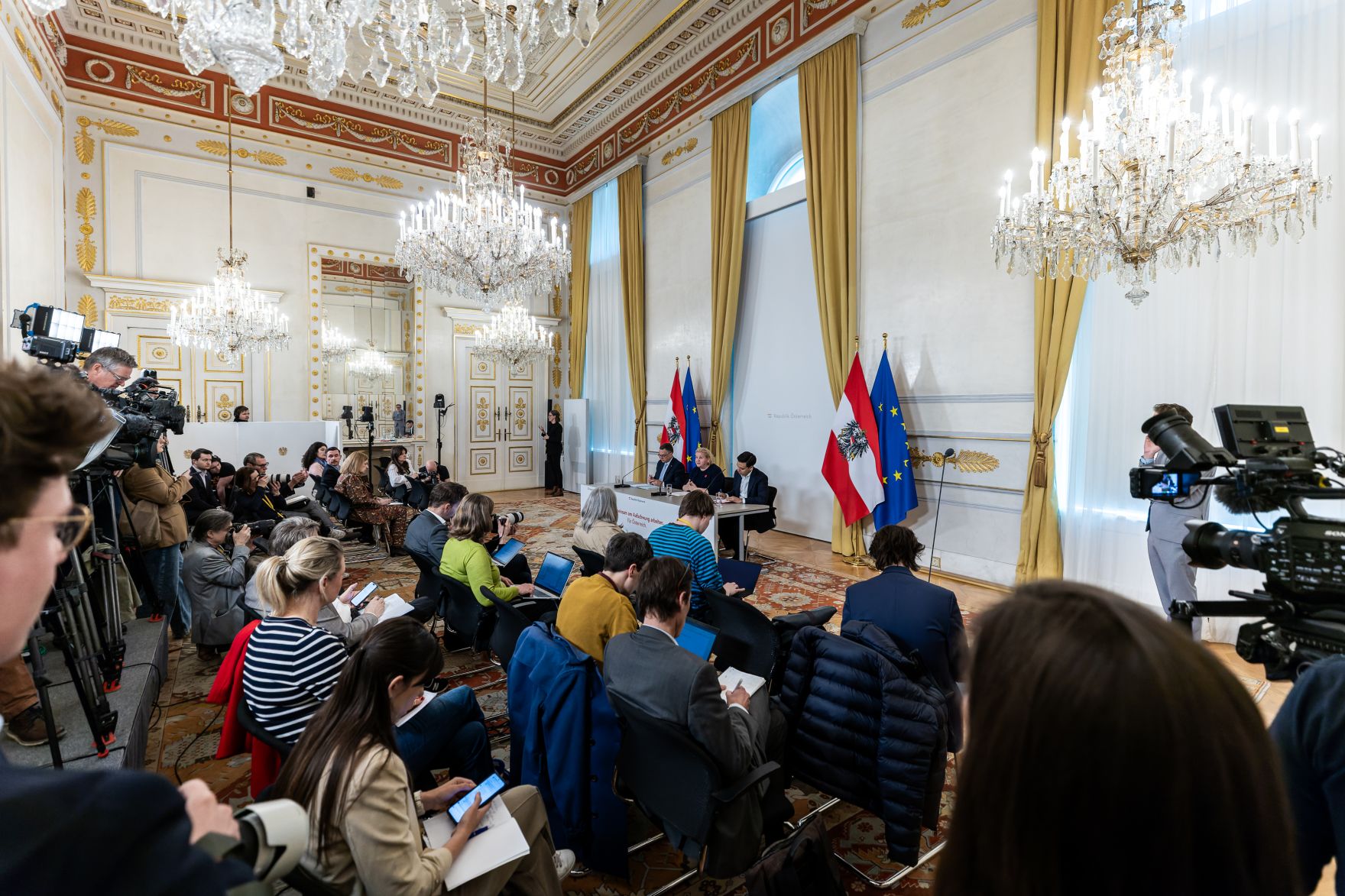 Am 15. April 2026 nahmen Klubobmann August W&ouml;ginger, Bundesministerin Korinna Schumann und Klubobmann Yannik Shetty am Pressefoyer nach dem Ministerrat teil.