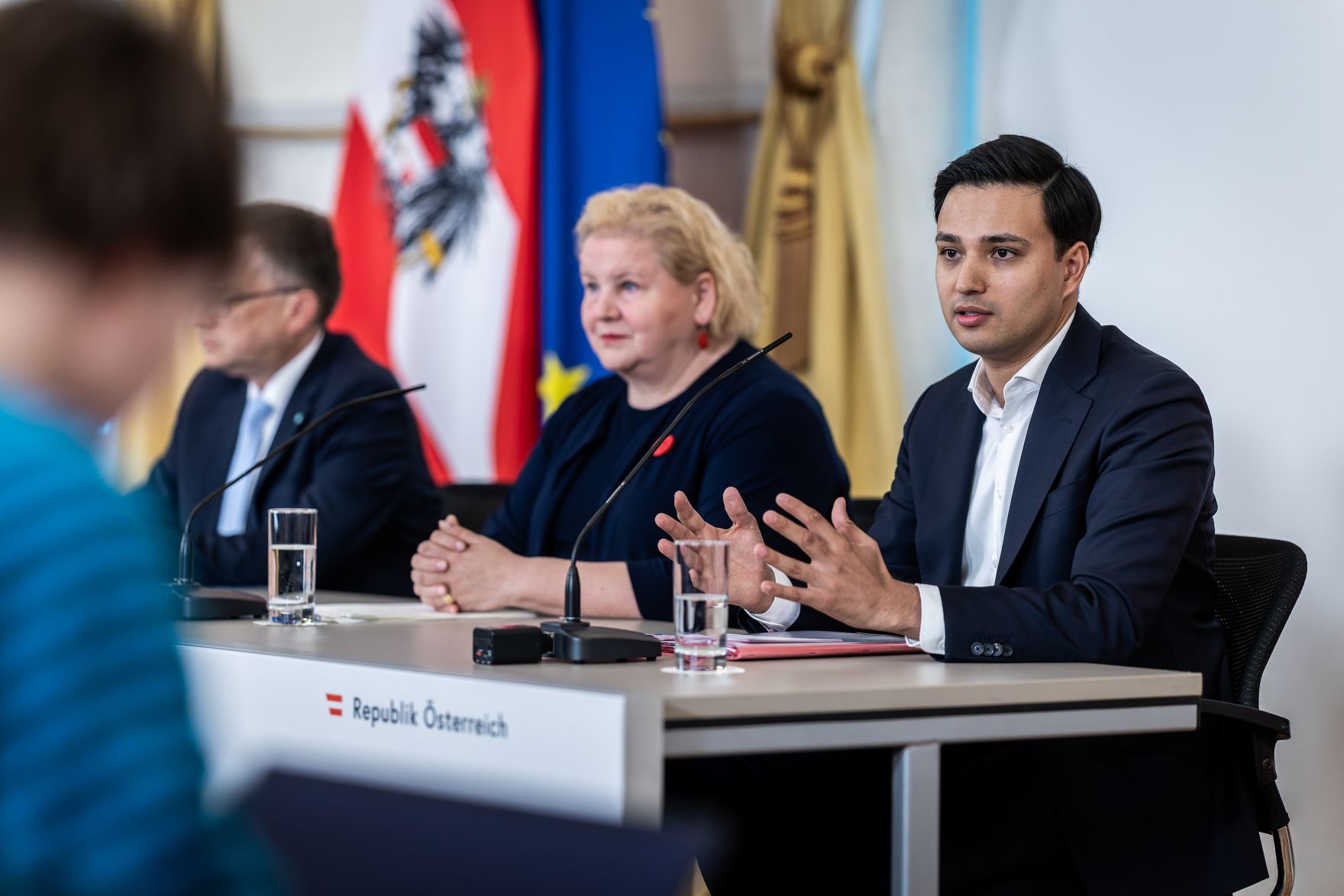 Am 15. April 2026 nahmen Klubobmann August W&ouml;ginger (3.v.r.), Bundesministerin Korinna Schumann (2.v.r.) und Klubobmann Yannik Shetty (r.) am Pressefoyer nach dem Ministerrat teil.