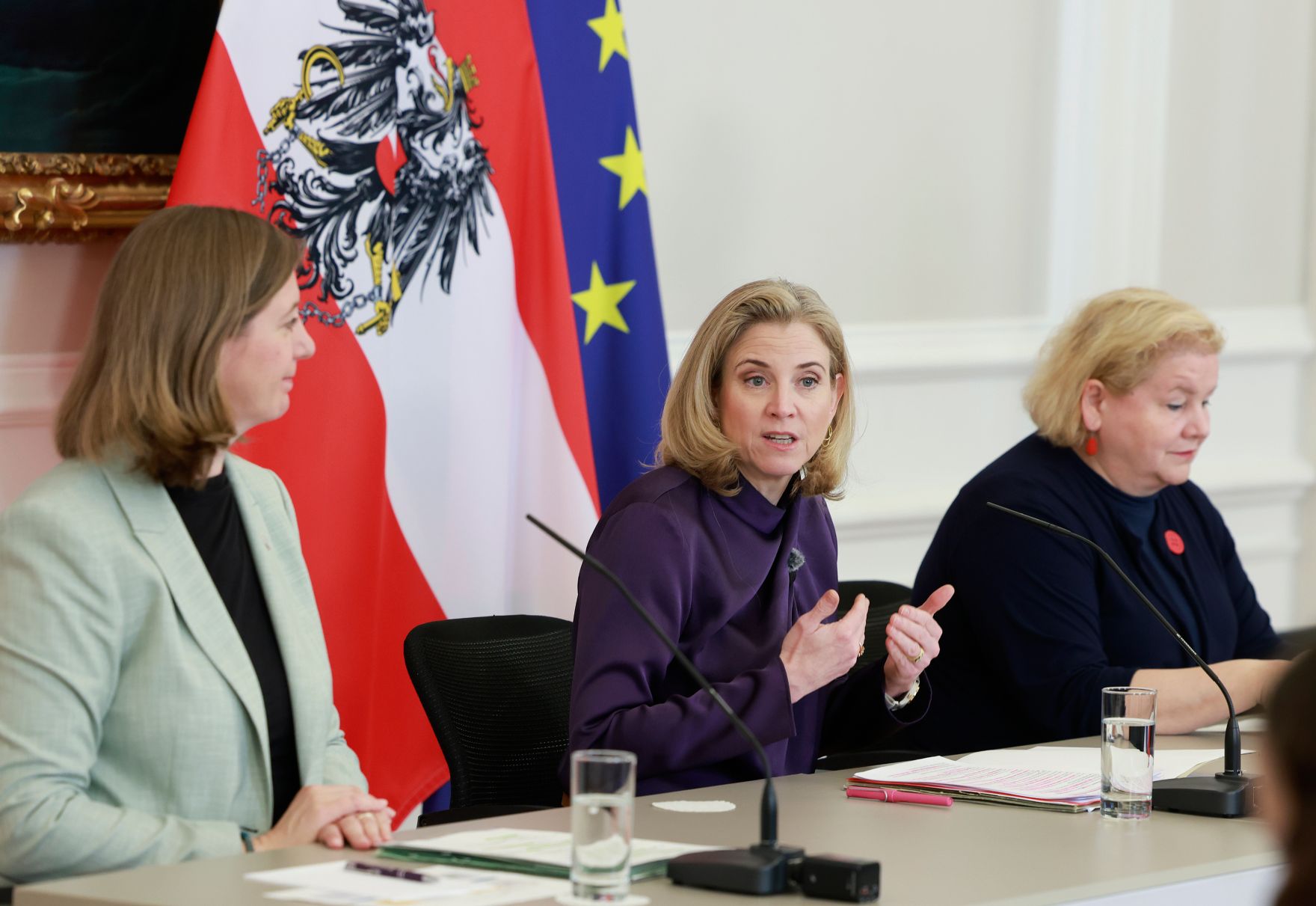 Am 22. April 2026 nahmen Bundesministerin Beate Meinl-Reisinger (m.), Bundesministerin Korinna Schumann (r.) und Staatssekret&auml;rin Barbara Eibinger-Miedl (l.) am Pressefoyer nach dem Ministerrat teil.