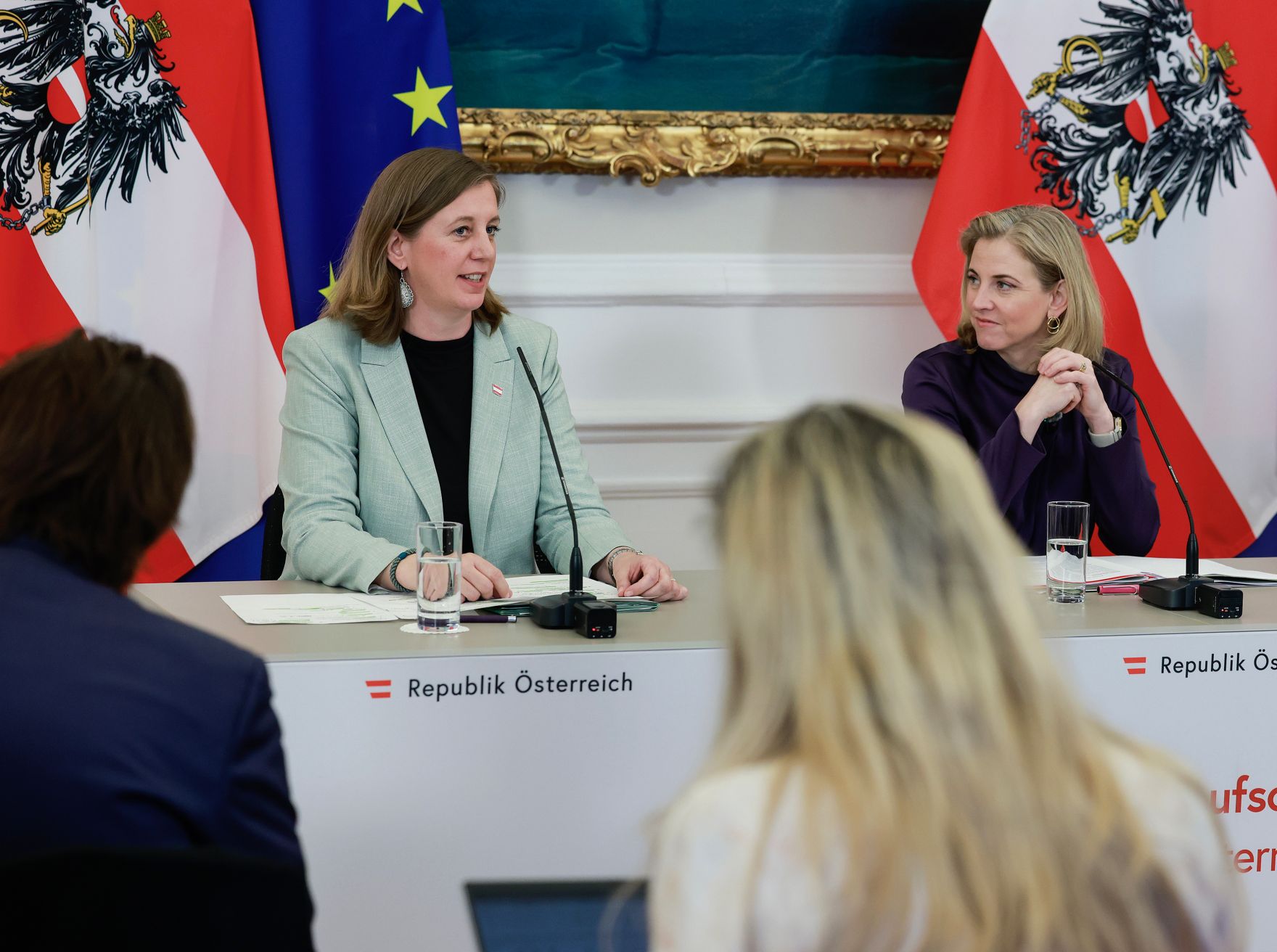 Am 22. April 2026 nahmen Bundesministerin Beate Meinl-Reisinger (r.), Bundesministerin Korinna Schumann und Staatssekret&auml;rin Barbara Eibinger-Miedl (l.) am Pressefoyer nach dem Ministerrat teil.