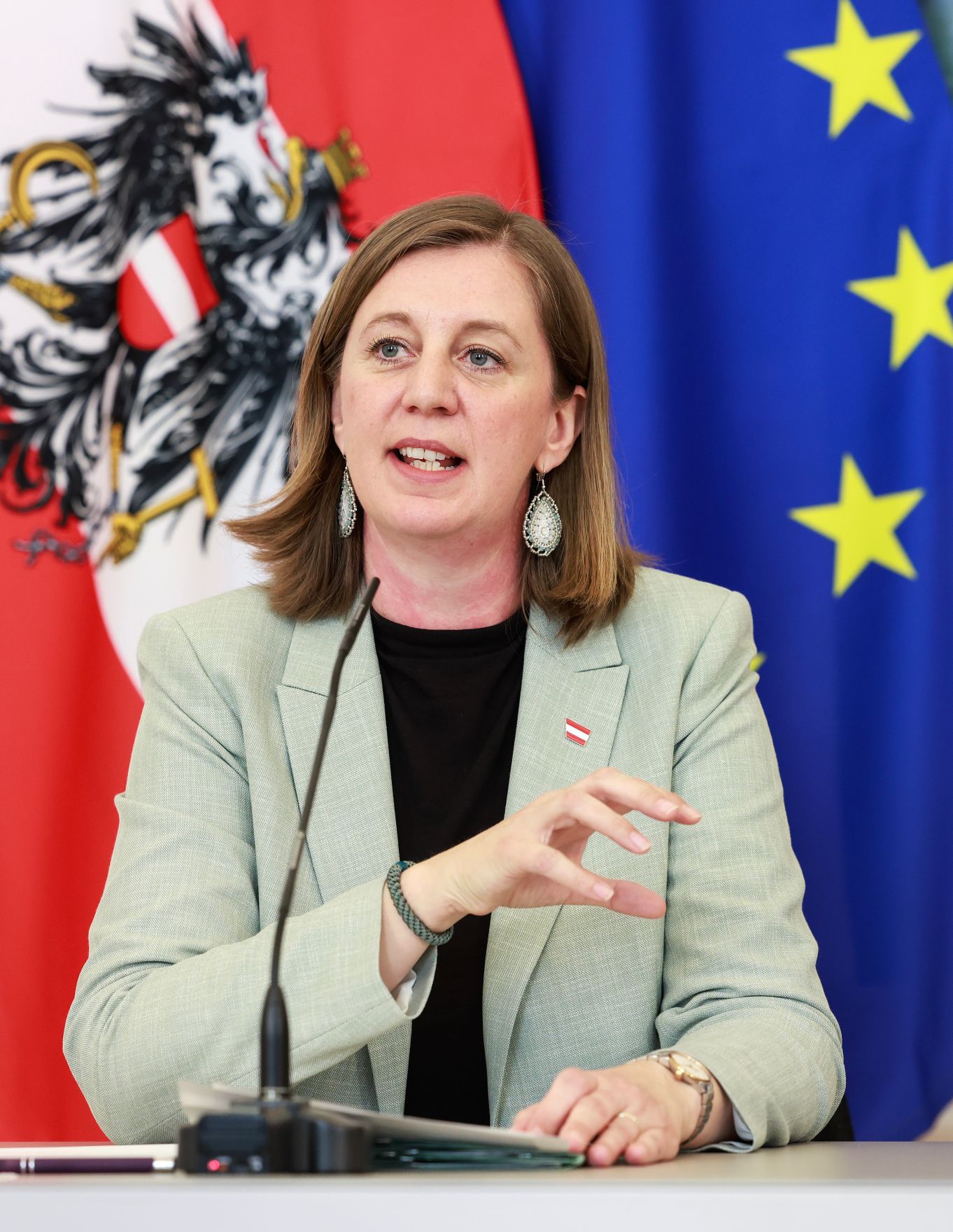 Am 22. April 2026 nahmen Bundesministerin Beate Meinl-Reisinger, Bundesministerin Korinna Schumann und Staatssekret&auml;rin Barbara Eibinger-Miedl (im Bild) am Pressefoyer nach dem Ministerrat teil.