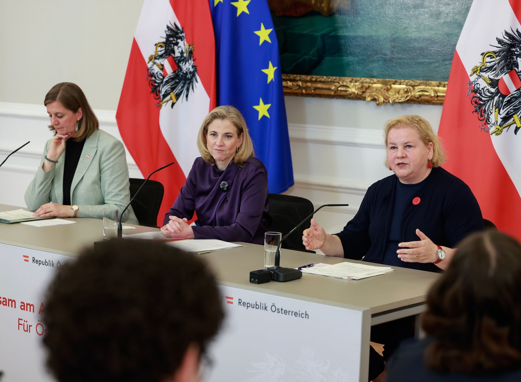 Am 22. April 2026 nahmen Bundesministerin Beate Meinl-Reisinger (m.), Bundesministerin Korinna Schumann (r.) und Staatssekret&auml;rin Barbara Eibinger-Miedl (l.) am Pressefoyer nach dem Ministerrat teil.